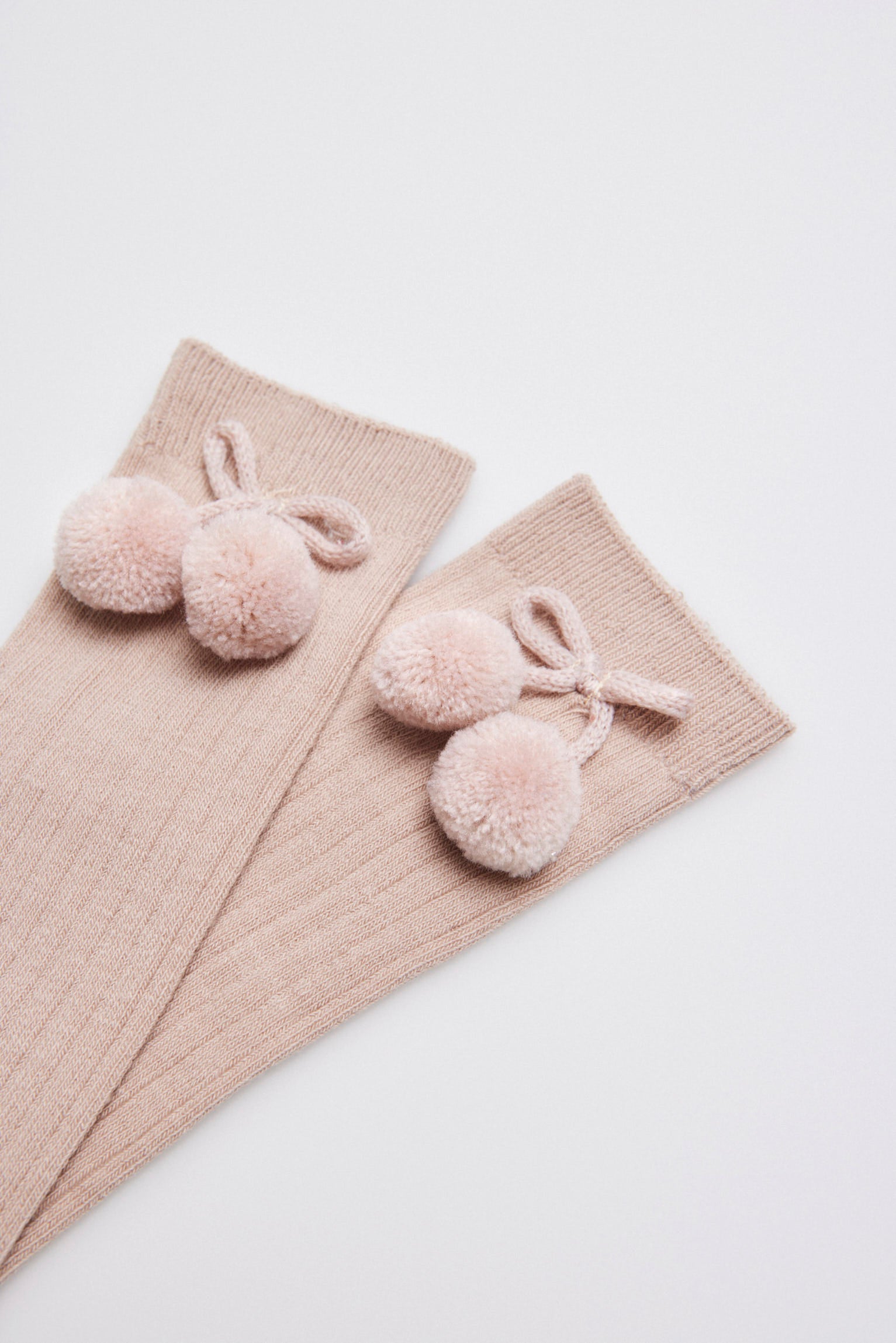 Calcetín infantil largo detalle pompones beige