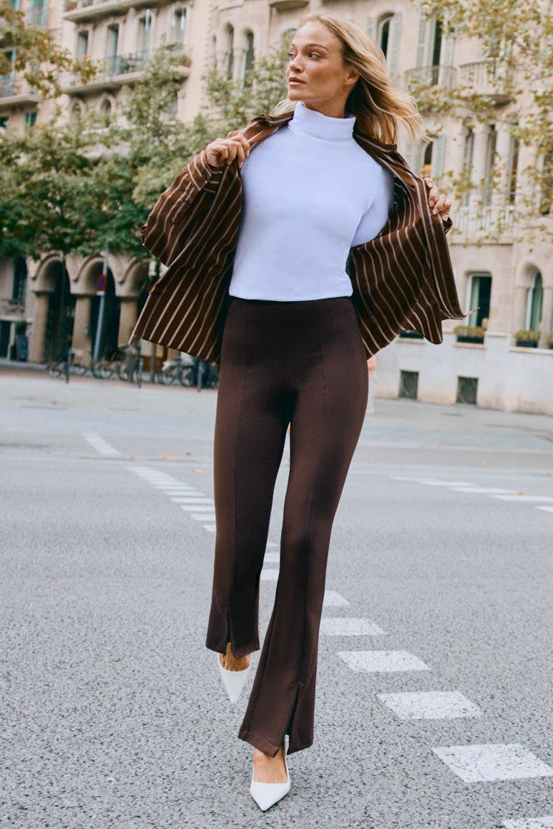Leggings moldeadores acampanados con aberturas marrón chocolate