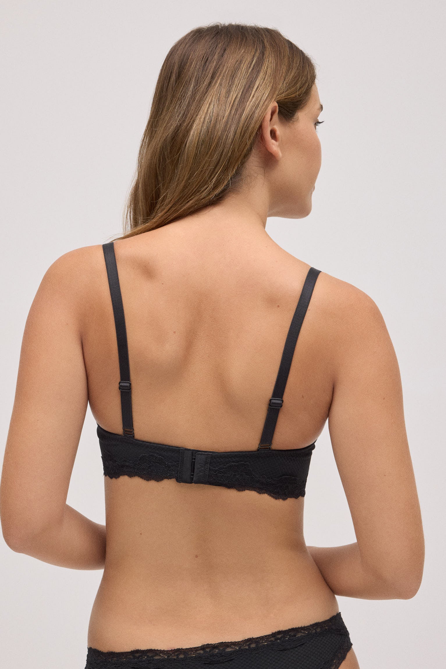 10768-2-sujetador-con-aro-con-relleno-con-encaje-negro