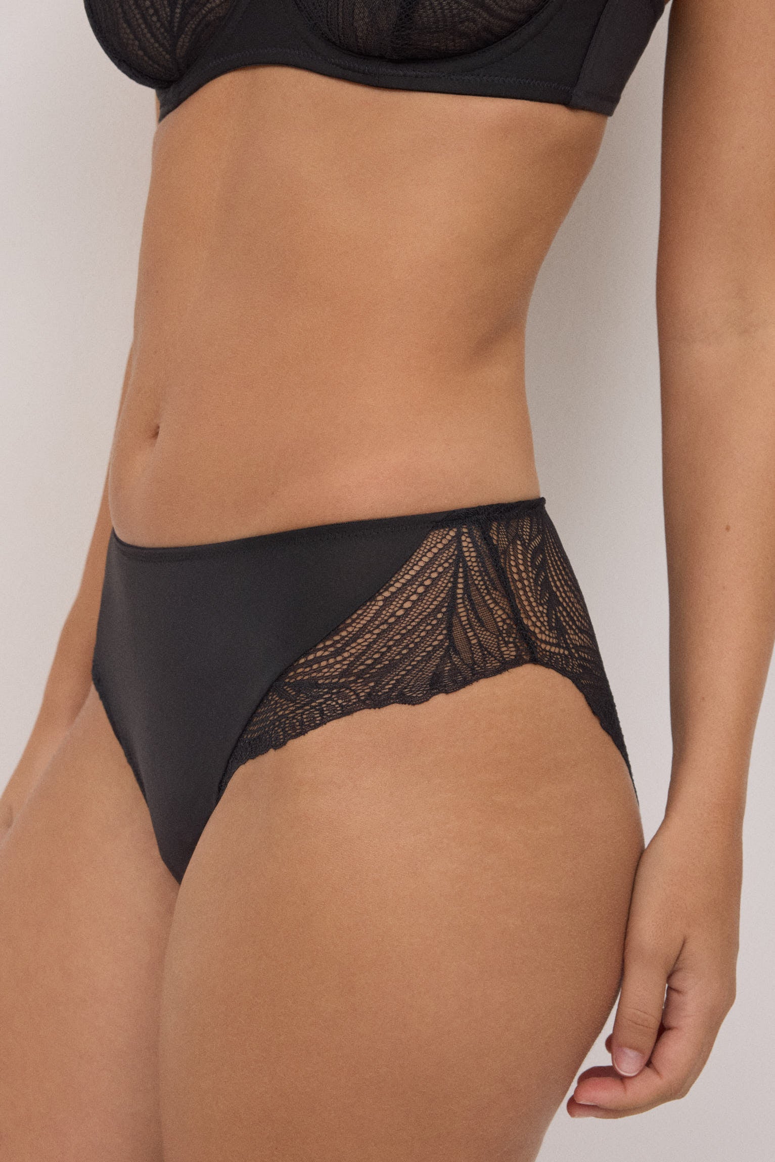 10779-3-braga-midi-de-encaje-negro