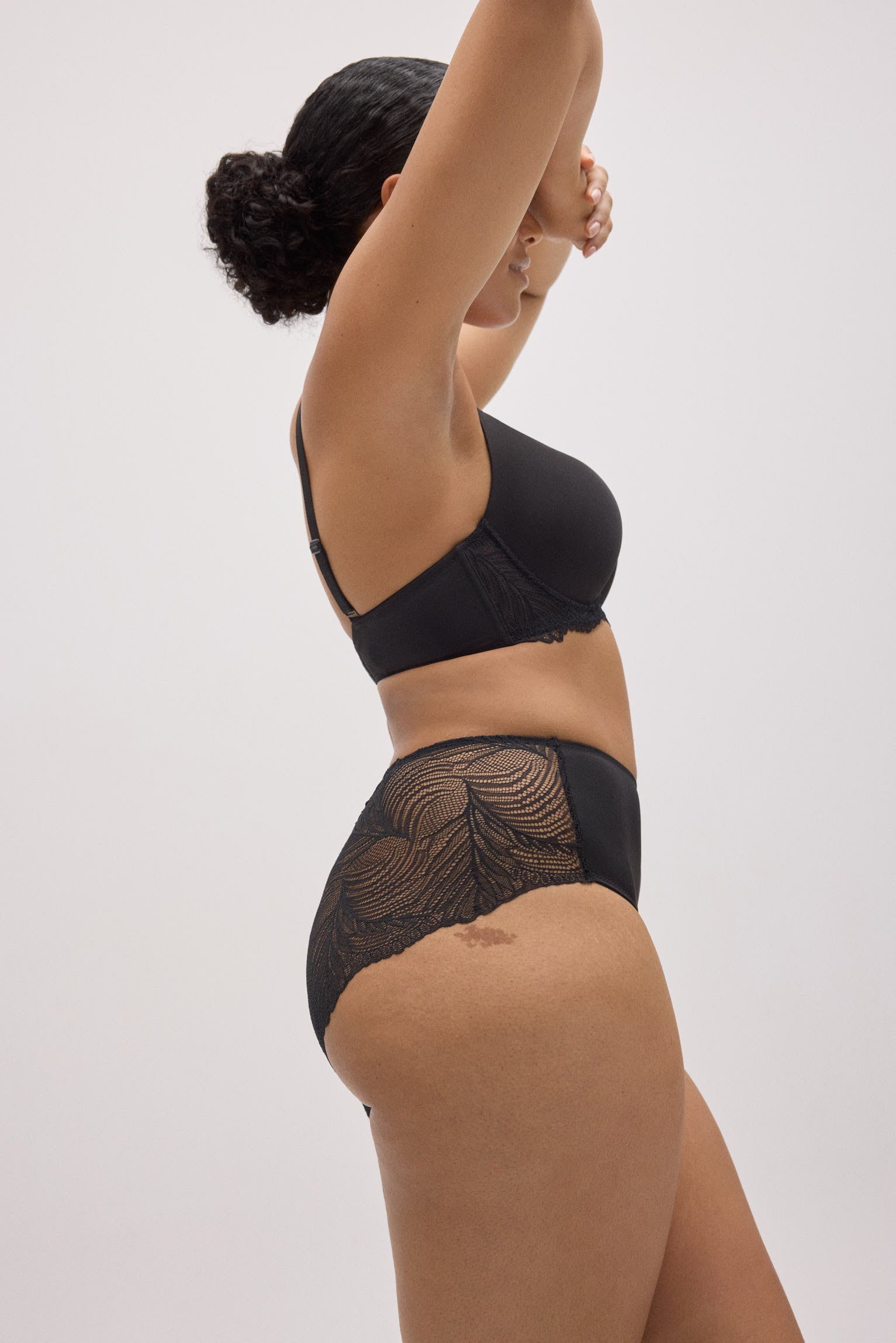 10780-3-braga-alta-de-encaje-negro