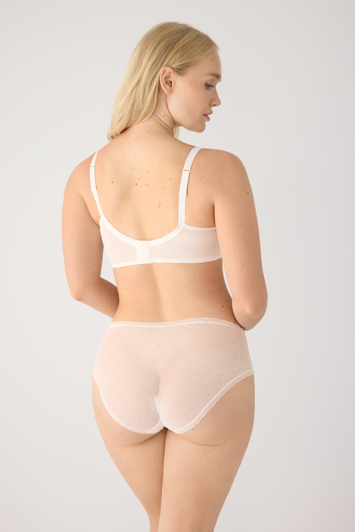 Conjunto sujetador capacidad con aro con relleno y braga midi textura marfil