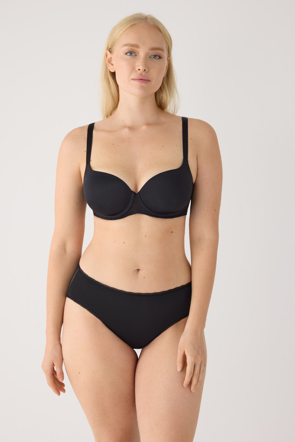 Conjunto sujetador capacidad con aro con relleno y braga midi textura negro