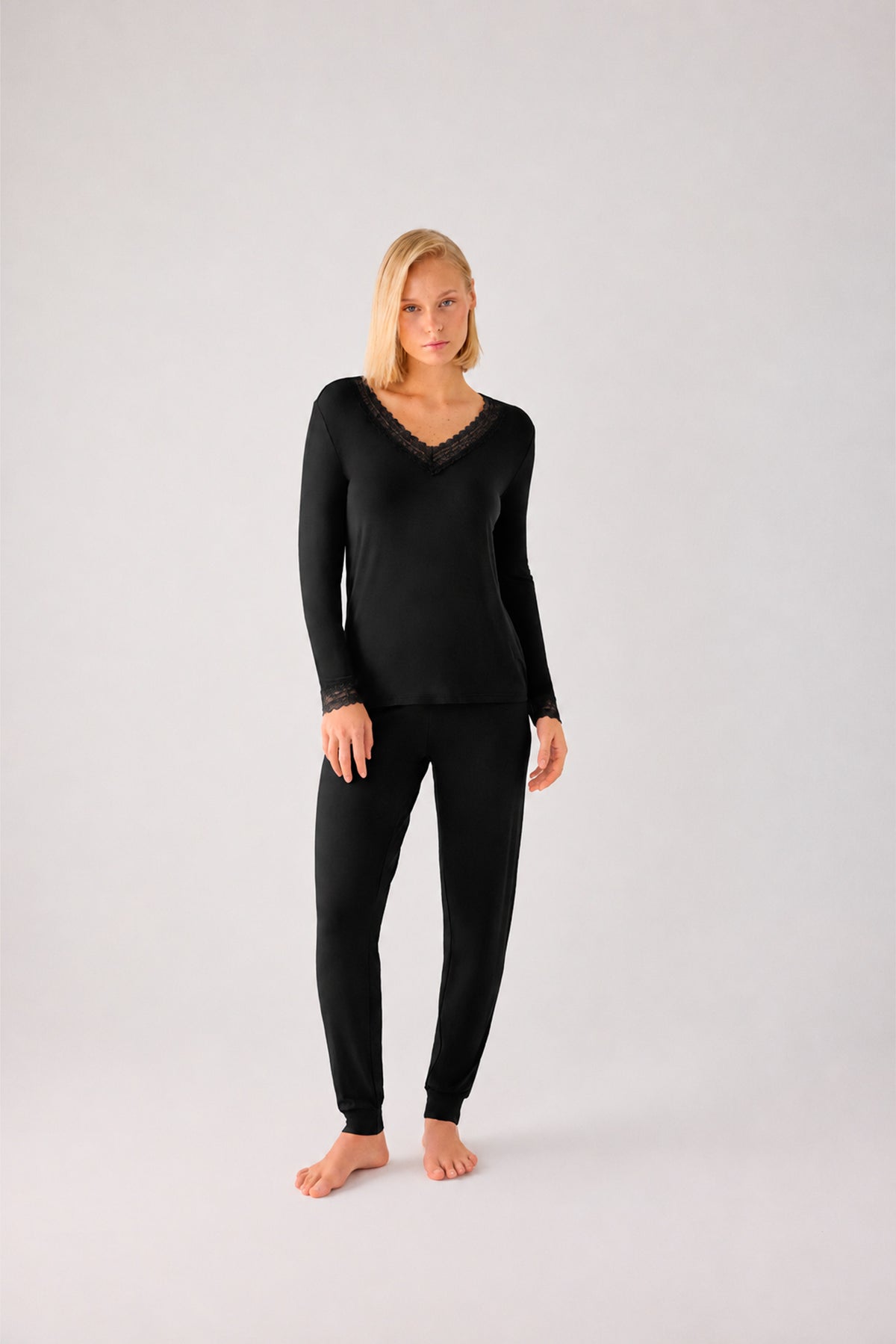 Pijama largo de mujer ligero y suave con pantalón jogger negro