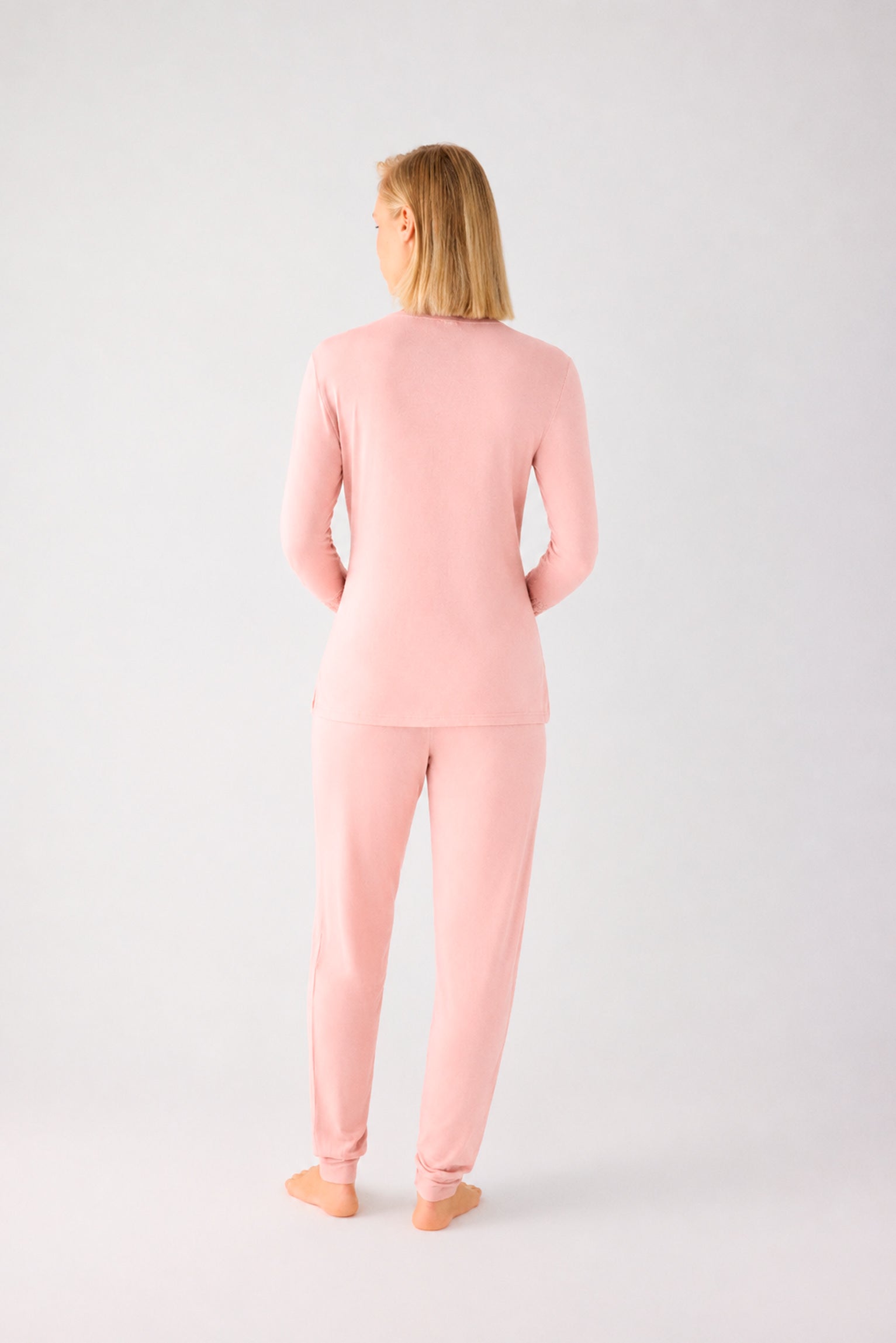 Pijama largo de mujer ligero y suave con pantalón jogger nude