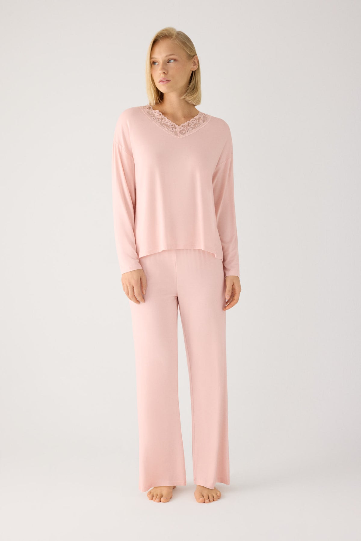 Pijama largo de mujer ligero y suave con pantalón ancho nude