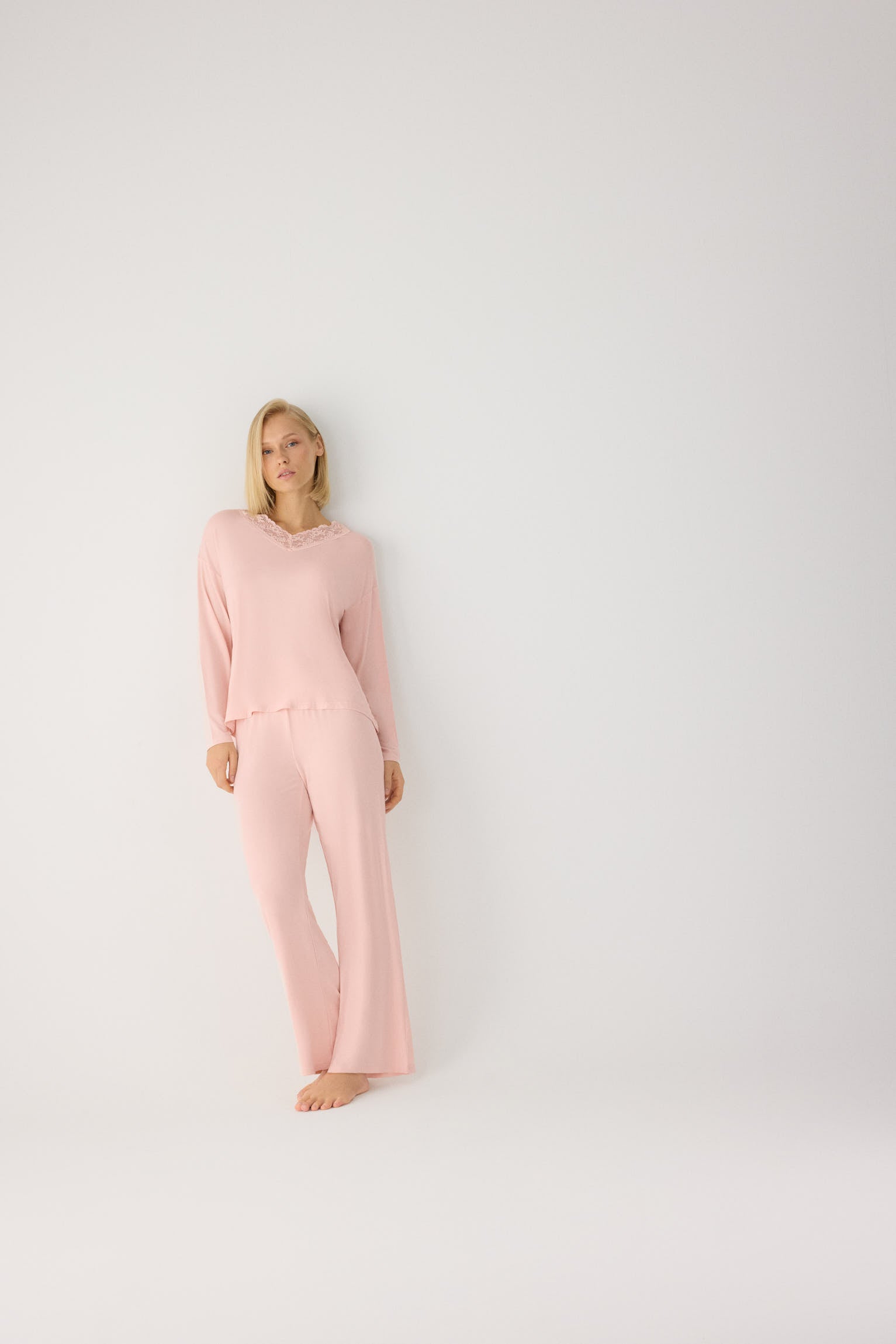 Pijama largo de mujer ligero y suave con pantalón ancho nude