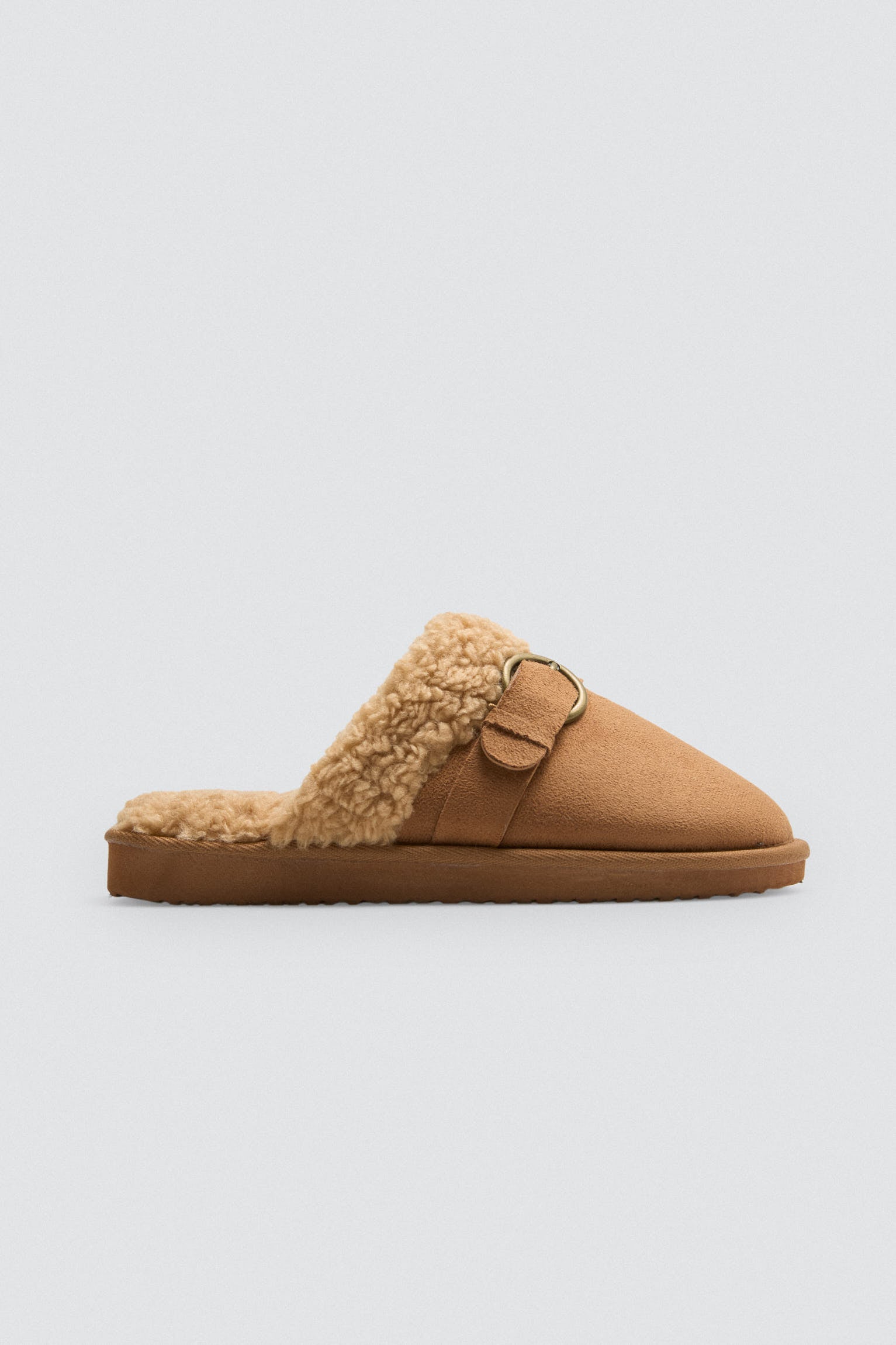 14147-1-zapatillas-de-casa-con-hebilla-y-borreguito