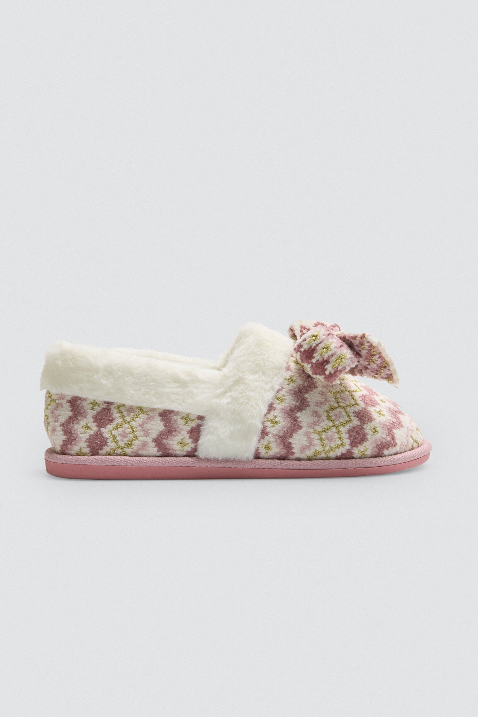 14157-1-zapatillas-cerradas-de-casa-detalle-lazo-estampado-etnico