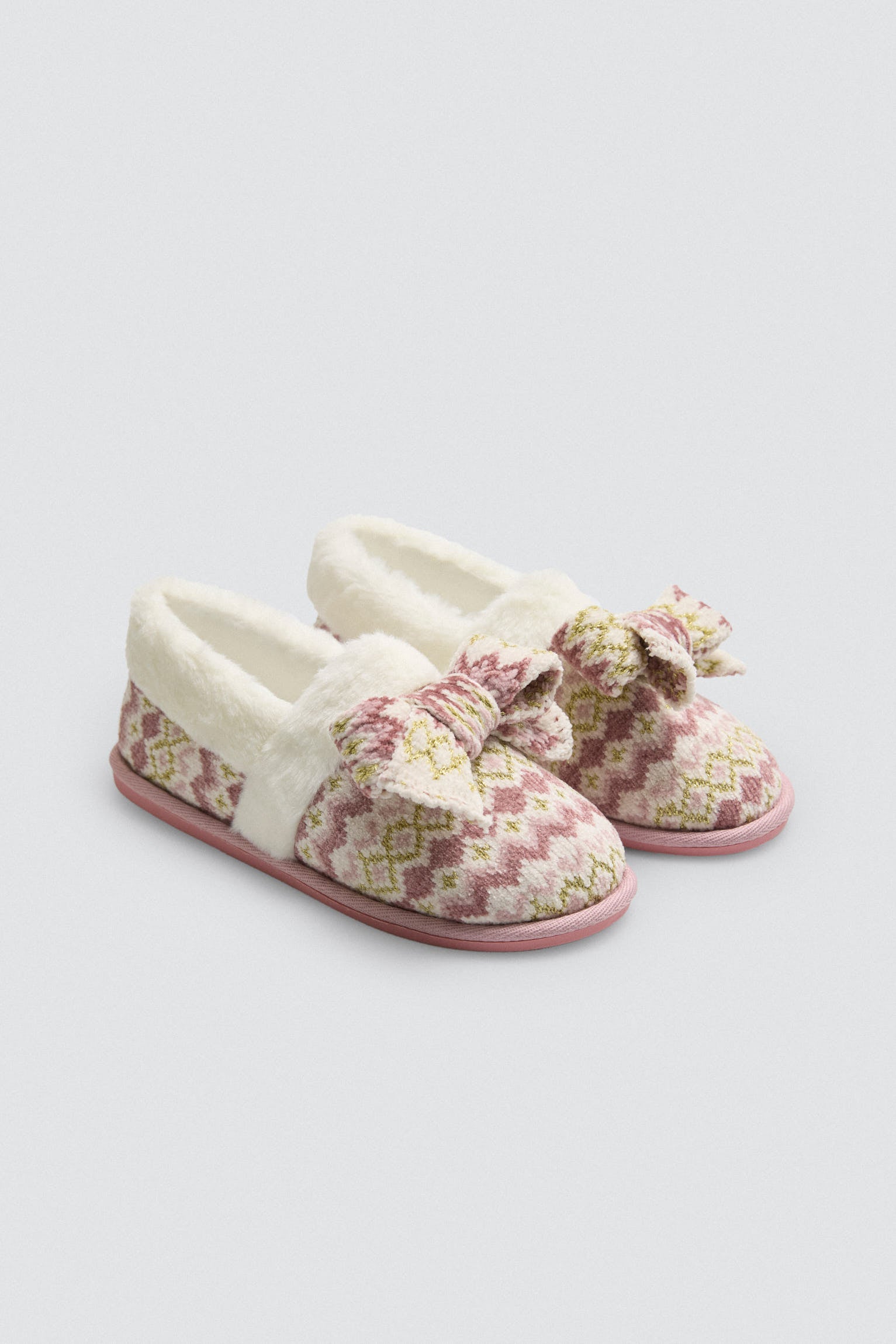 14157-5-zapatillas-cerradas-de-casa-detalle-lazo-estampado-etnico