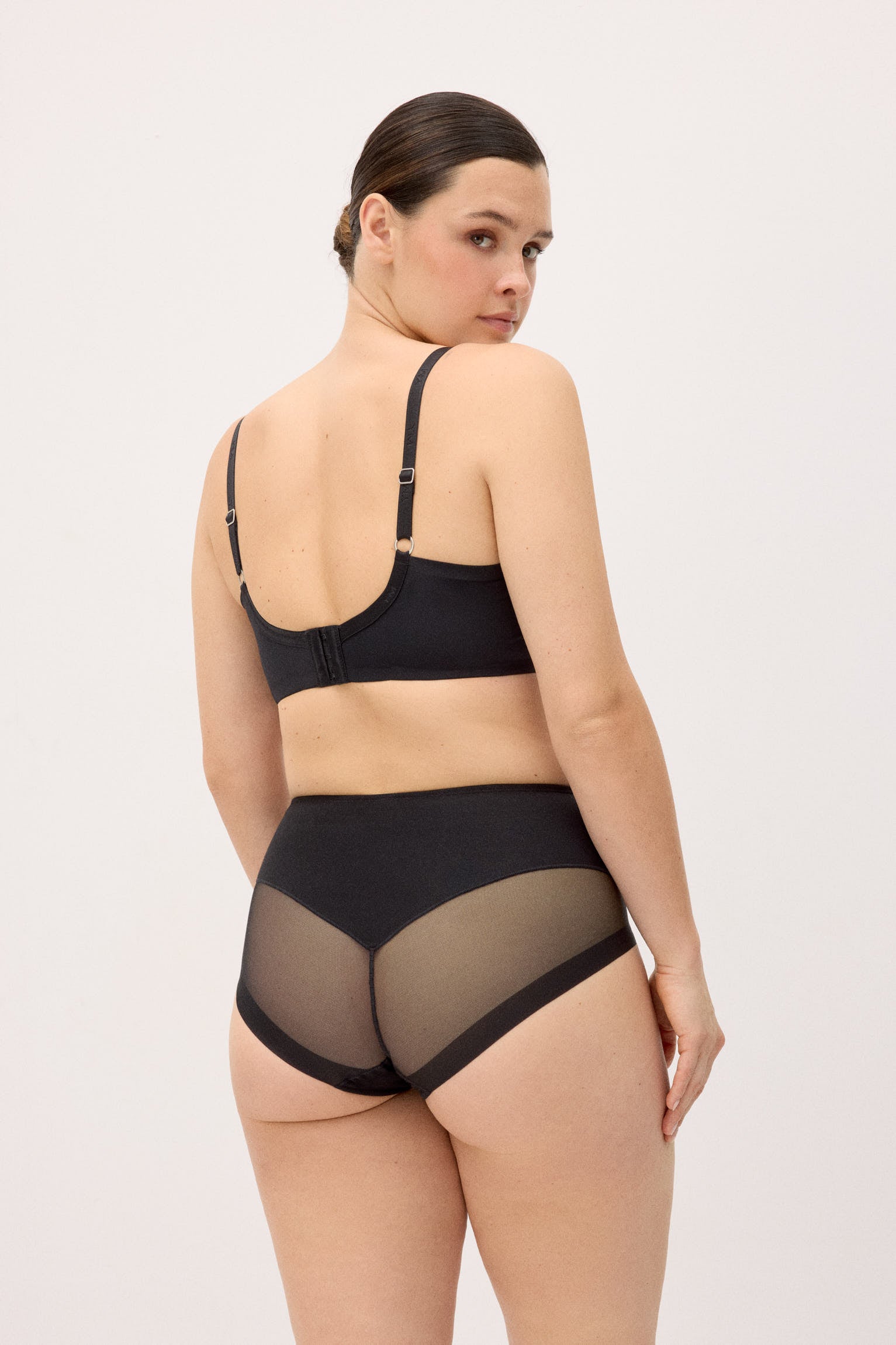 braga-alta-de-control-abdomen-compresion-ligera-negra-ysabel-mora