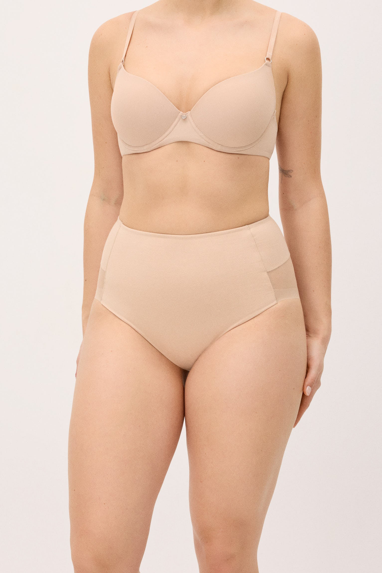 braga-alta-de-control-abdomen-compresion-ligera-nude-ysabel-mora