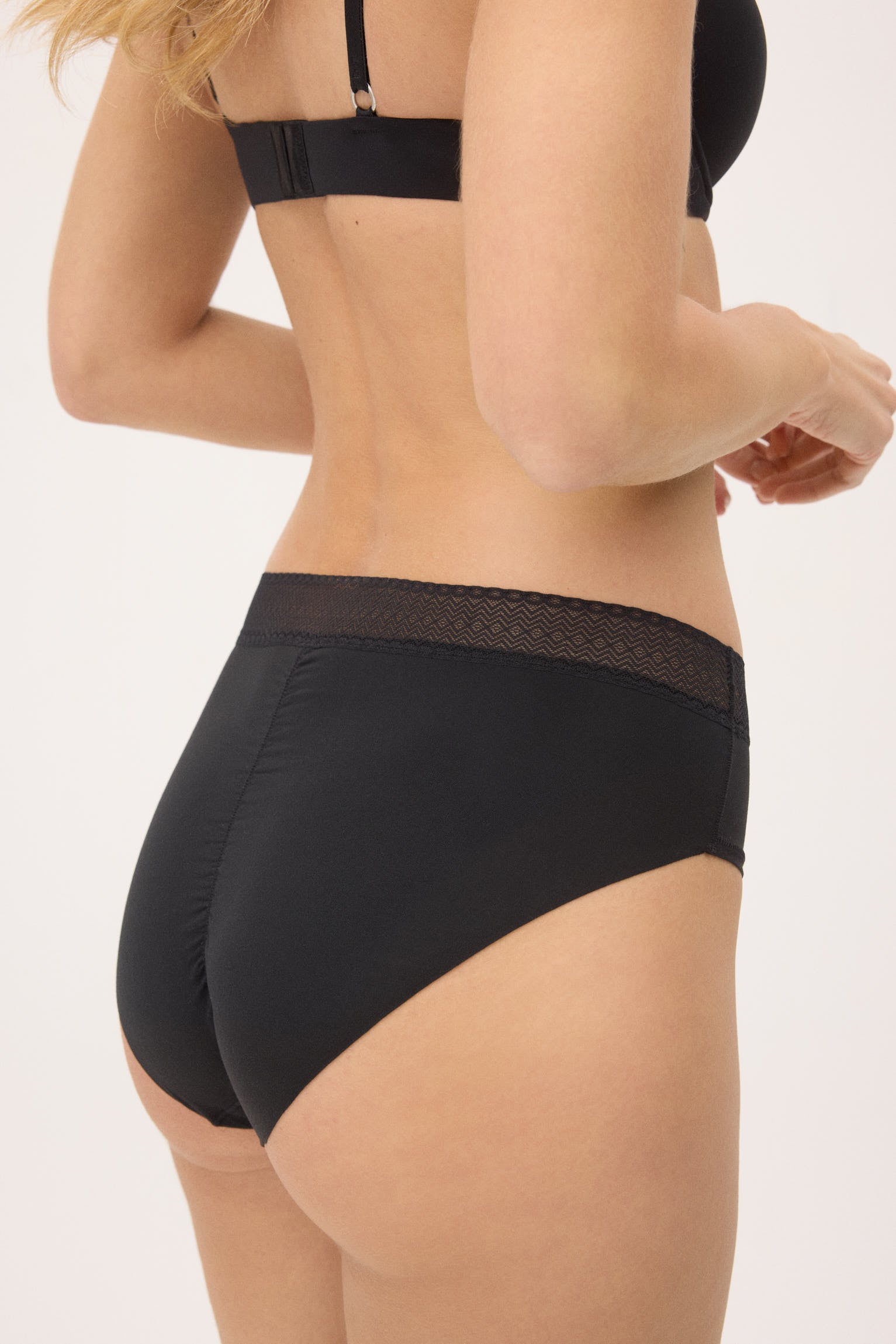 braga-midi-adapt-elastica-con-acabados-invisibles-negra-ysabel-mora