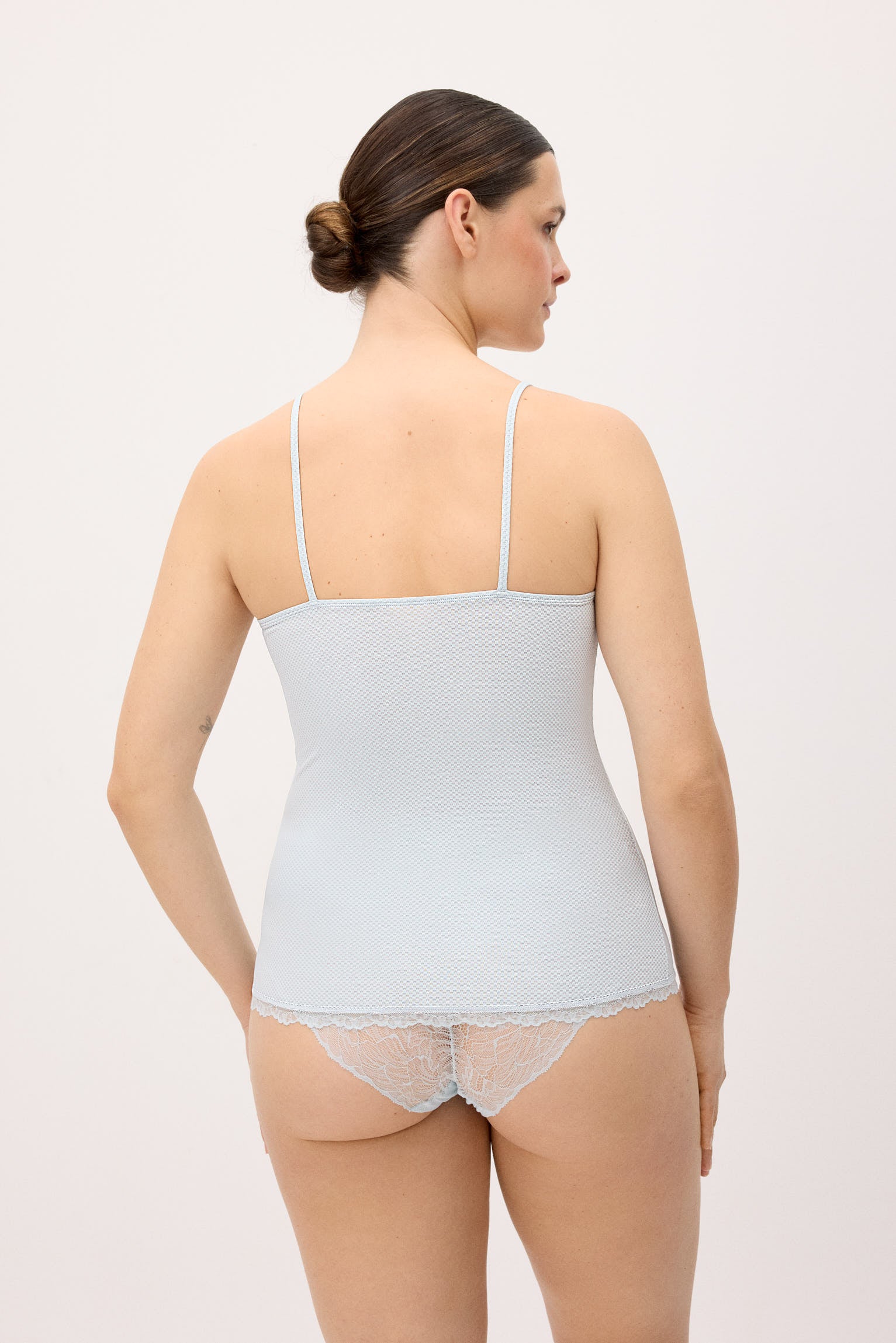 camiseta-tirantes-interior-escote-con-encaje-azul-ysabel-mora