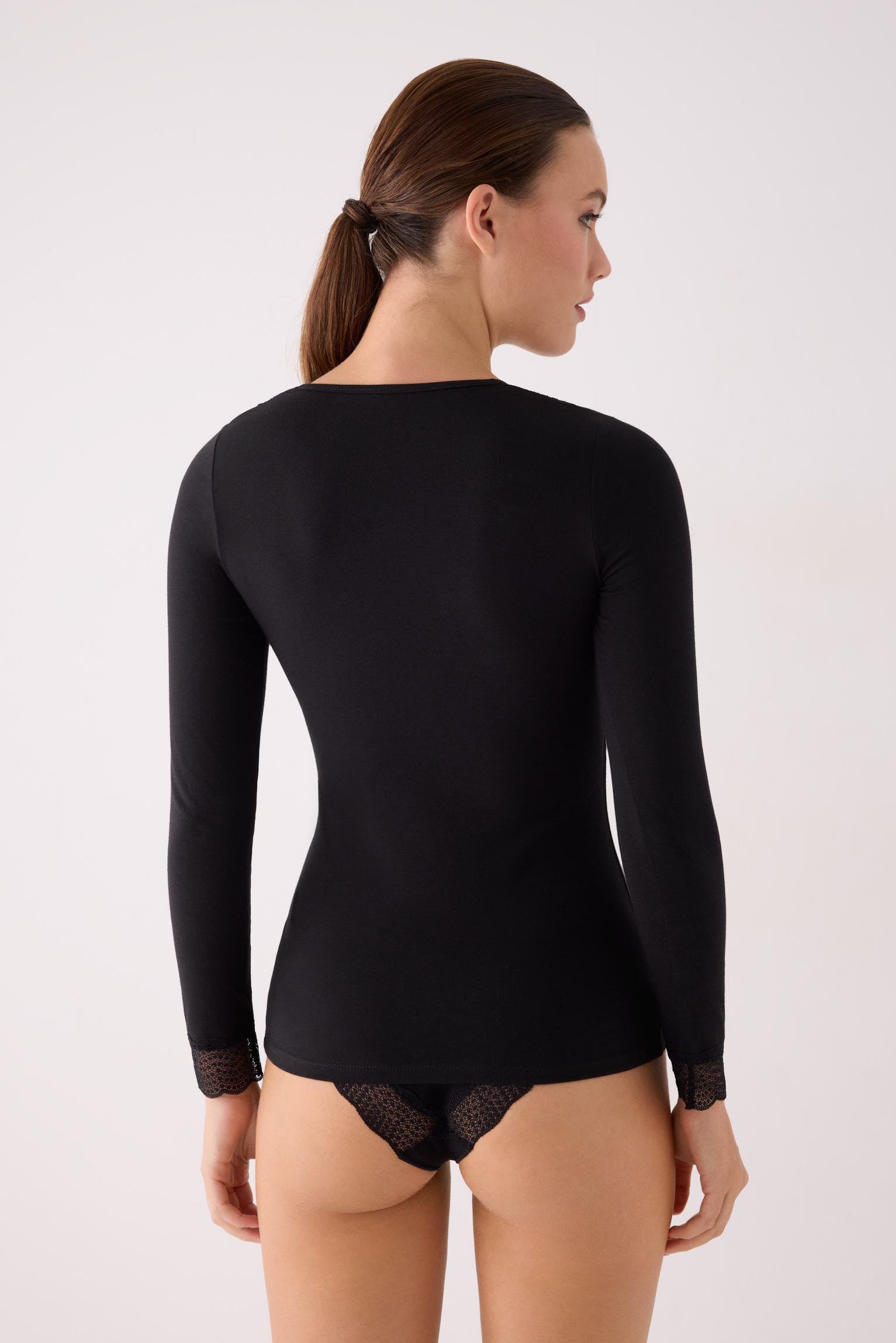 Camiseta manga larga con detalles de encaje negro