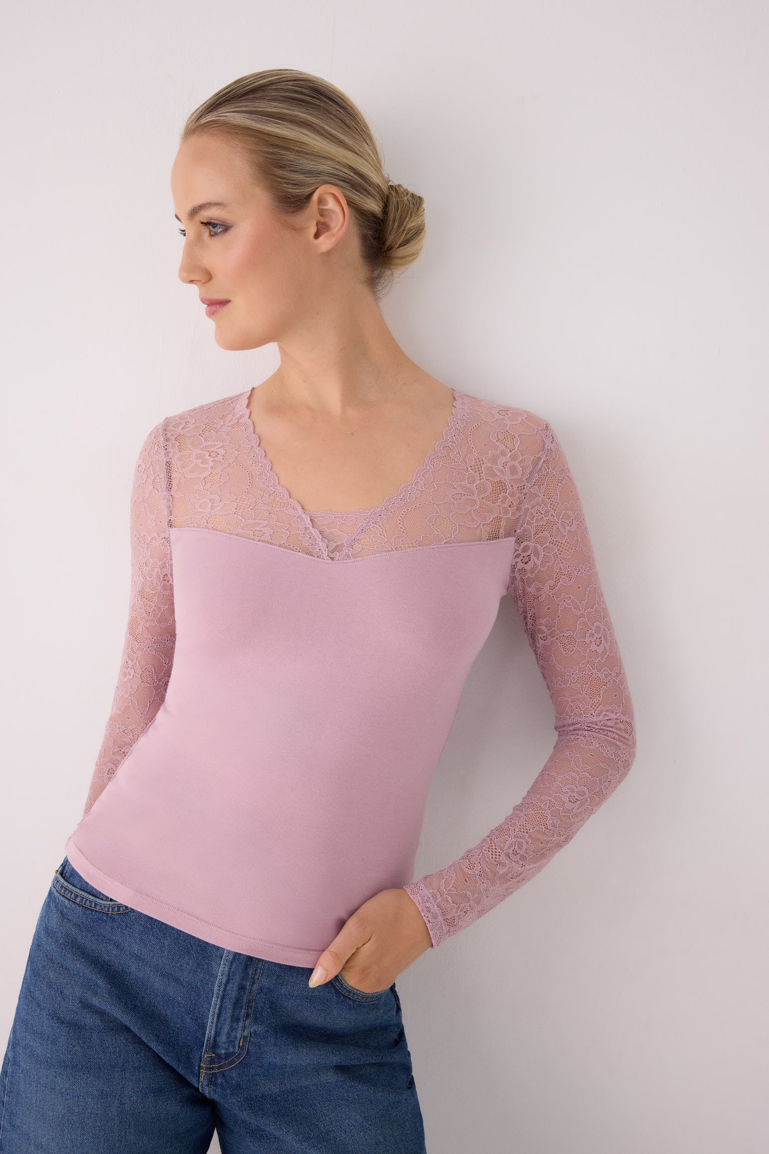 Camiseta manga larga escote y mangas de encaje rosa
