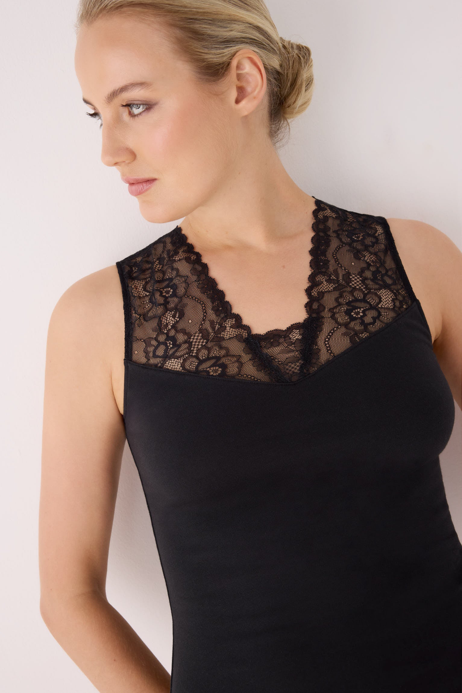 Camiseta tirantes anchos escote de encaje negro