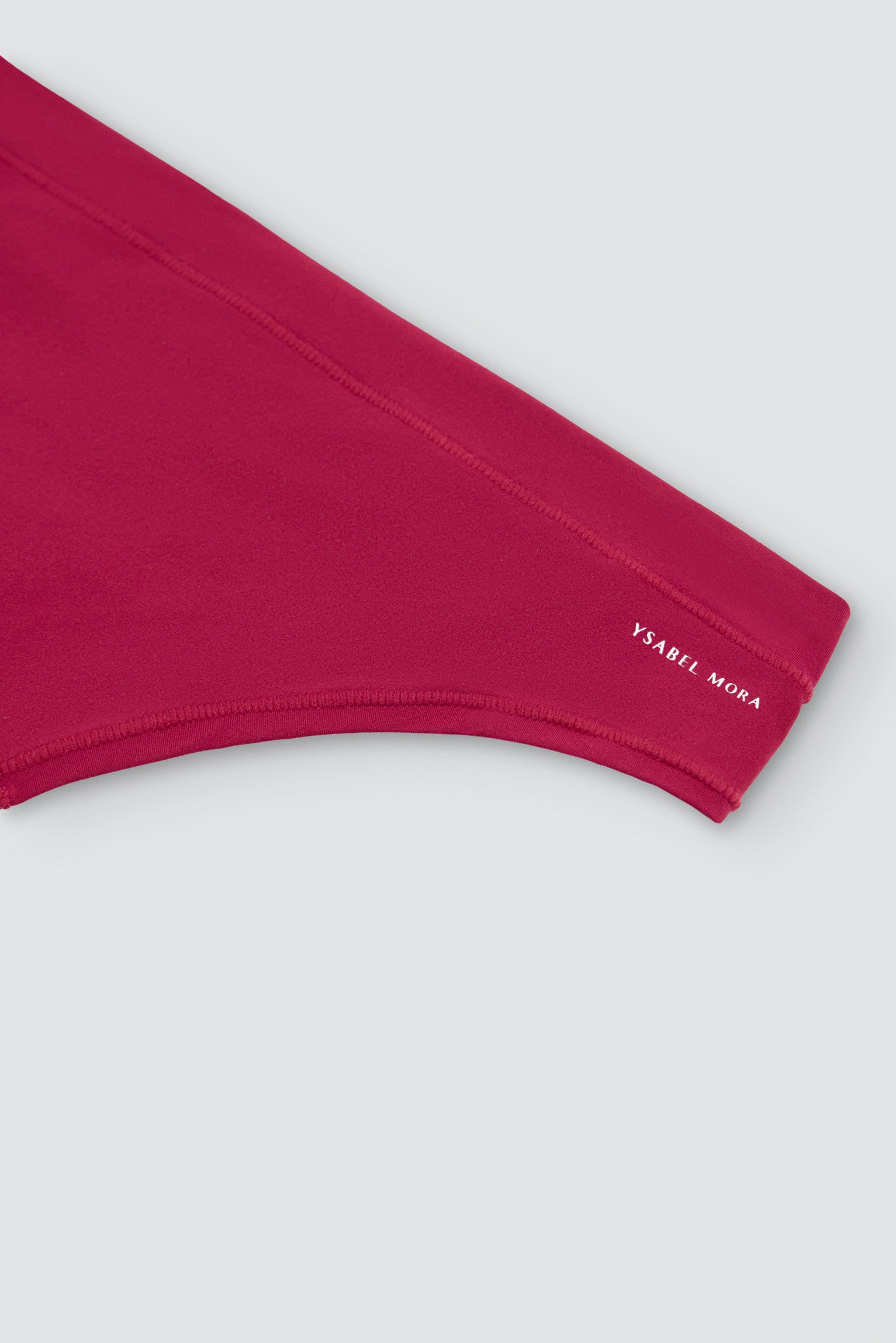 Tanga adapt con acabados invisibles granate