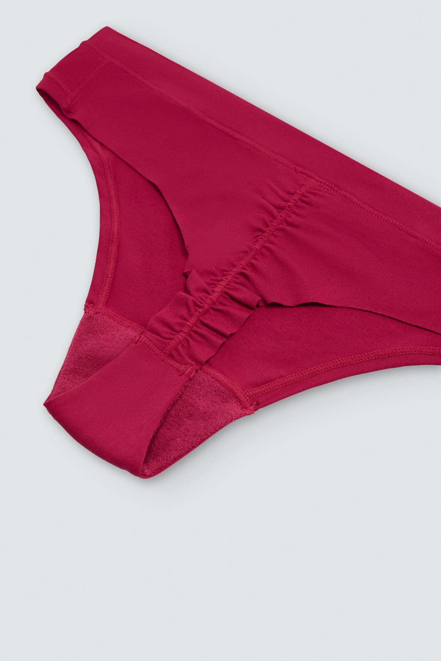 Tanga adapt con acabados invisibles granate
