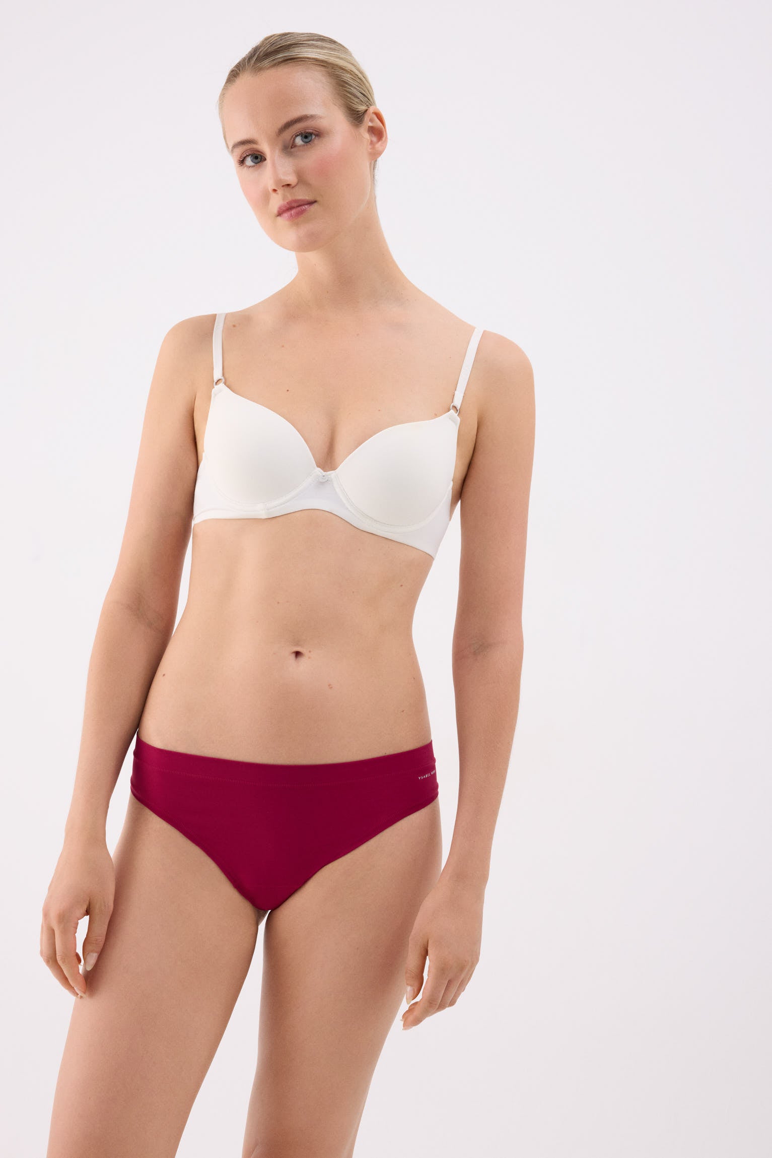 Tanga adapt con acabados invisibles granate
