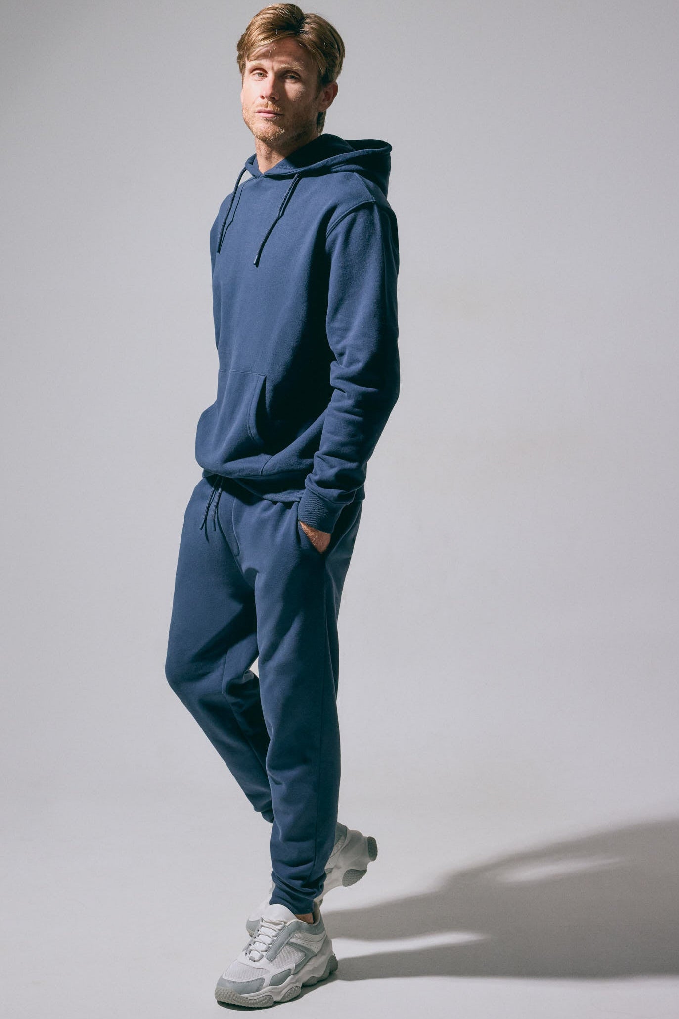 Pantalón deportivo hombre jogger con cintura ajustable azul marino