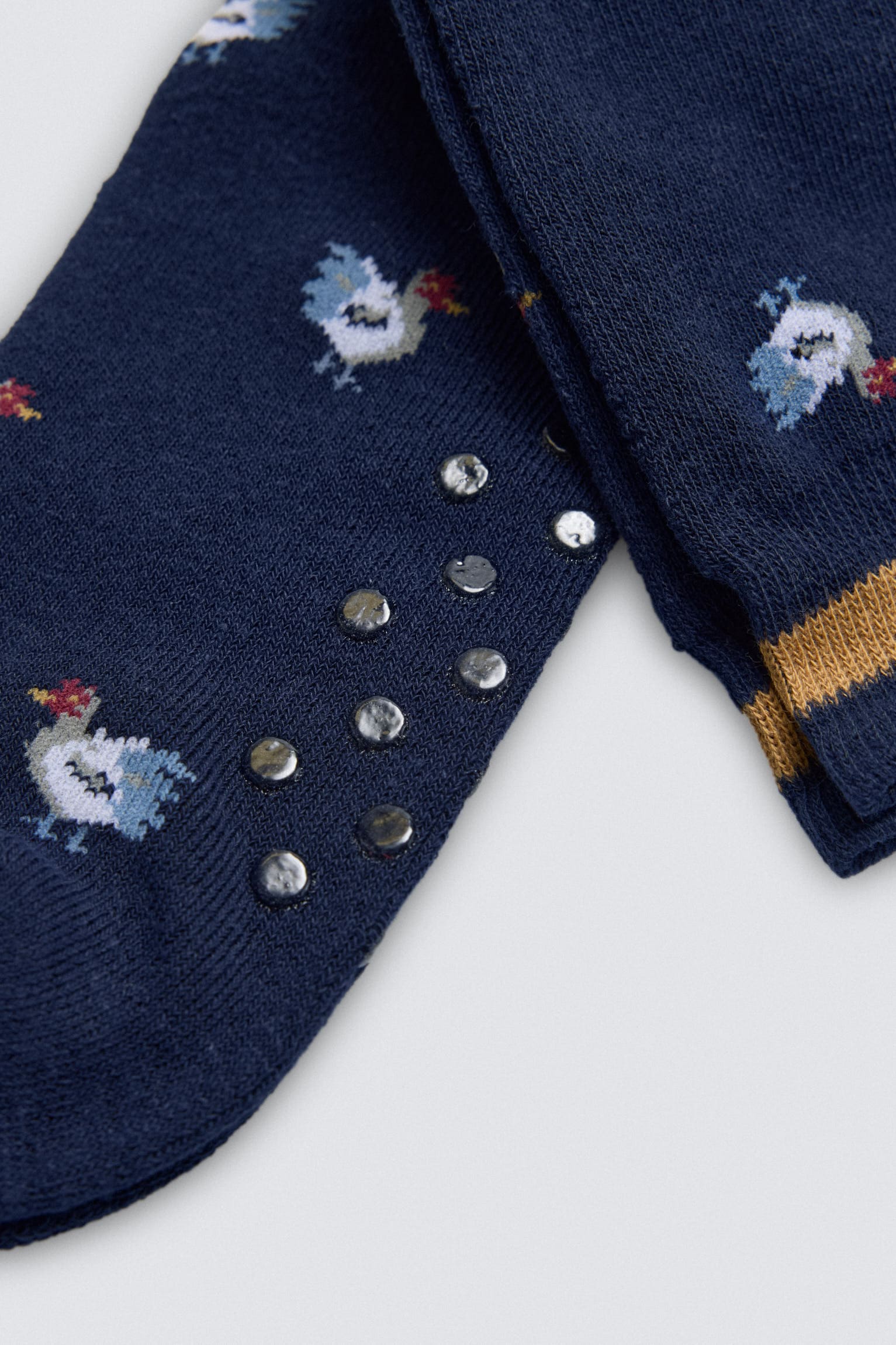 22954-3-pack-3-calcetines-altos-termicos-antideslizantes-sin-puno-estampados