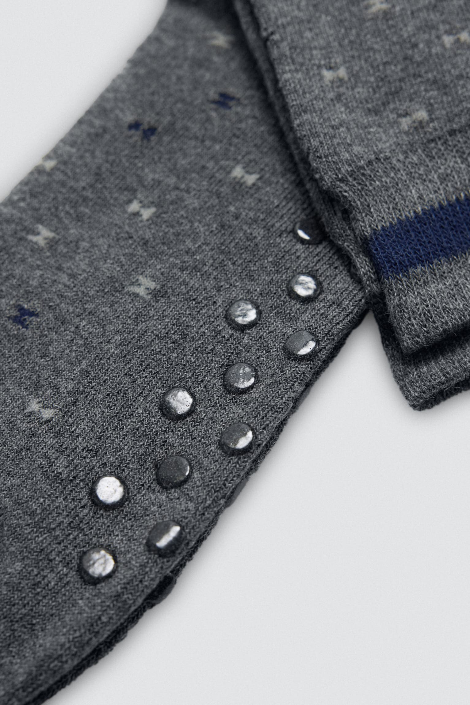 22954-7-pack-3-calcetines-altos-termicos-antideslizantes-sin-puno-estampados