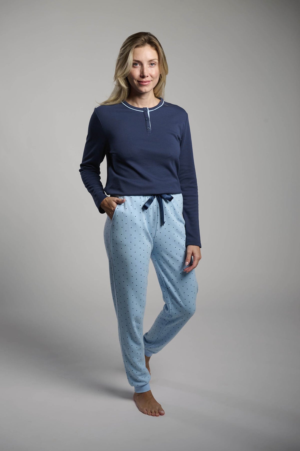 26203-pijama-largo-afelpado-mujer-estampado-lunares-azul