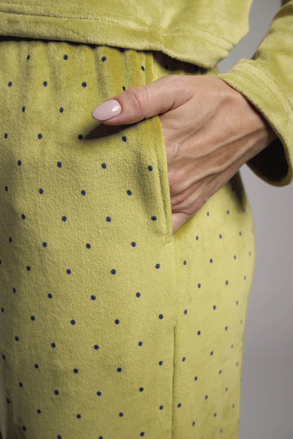 26224-pijama-largo-de-terciopelo-mujer-verde-lima-estampado-lunares