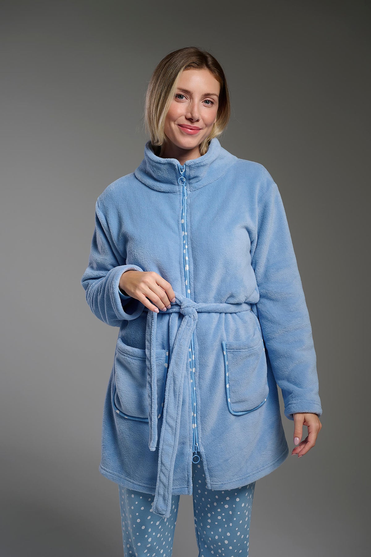 Bata corta de coralina polar lisa azul para mujer, ropa de casa cálida para otoño e invierno.