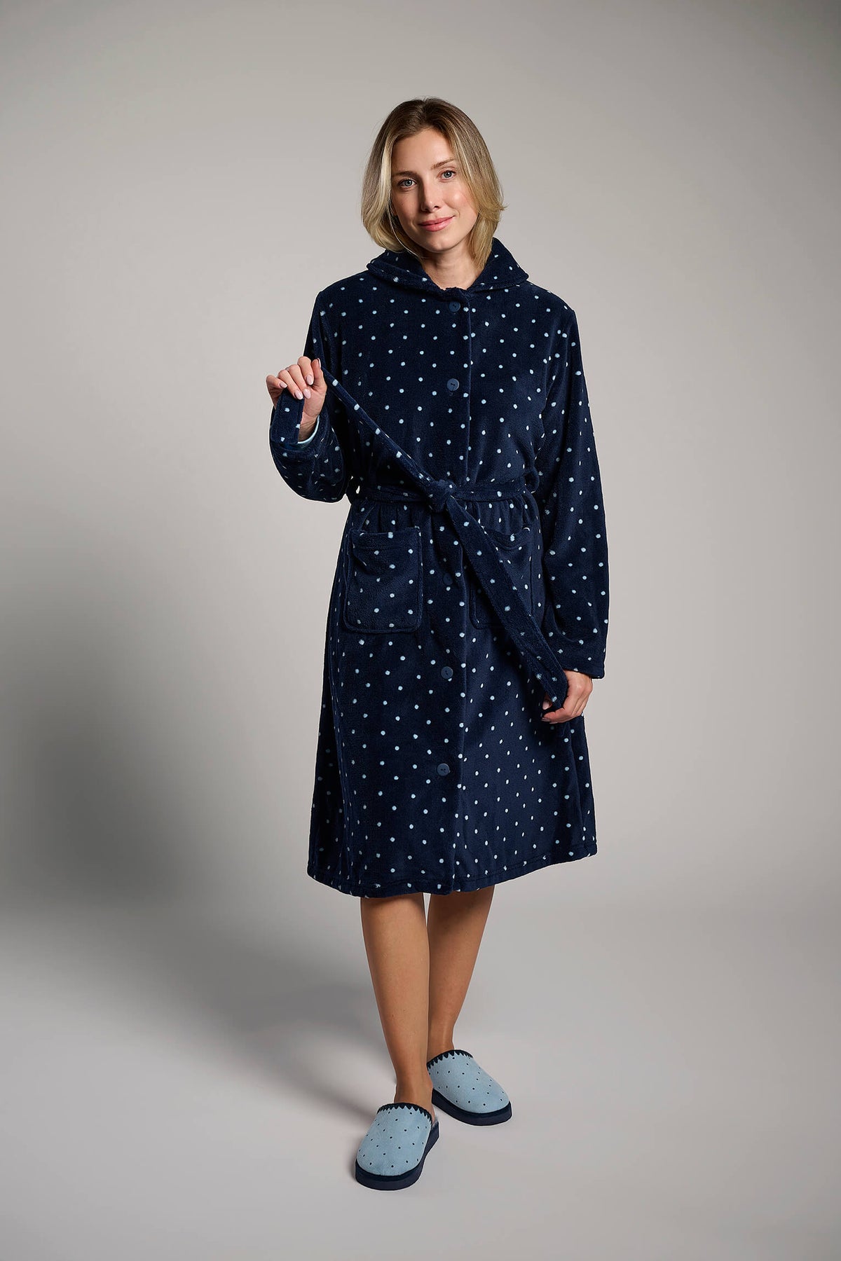 Bata midi de coralina polar azul marino con lunares para mujer, ropa de casa cálida para otoño e invierno.