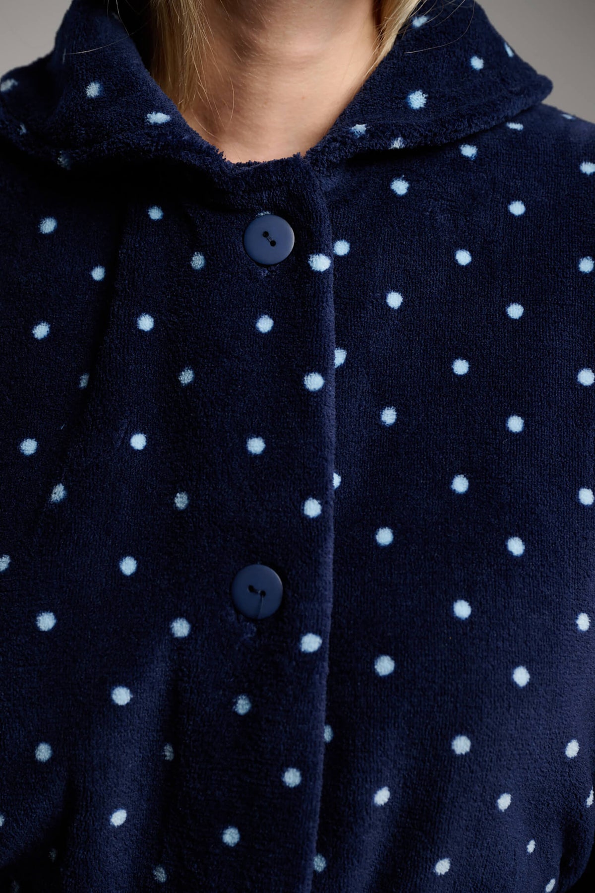 Bata midi de coralina polar azul marino con lunares para mujer, prenda de abrigo para el hogar durante el invierno.