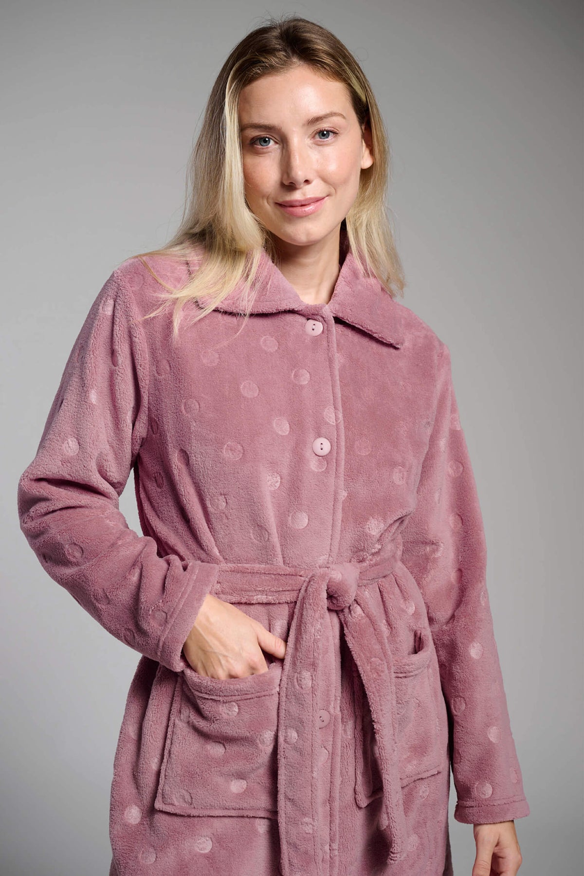 Bata midi de coralina polar rosa con lunares para mujer, homewear cálido y confortable para estar en casa.