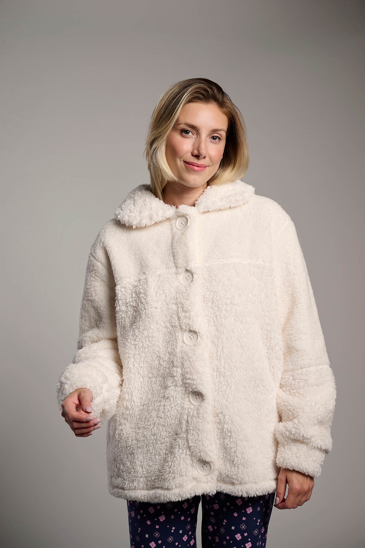 Bata corta polar de borreguito blanca para mujer con botones, ropa de casa cálida para otoño e invierno.