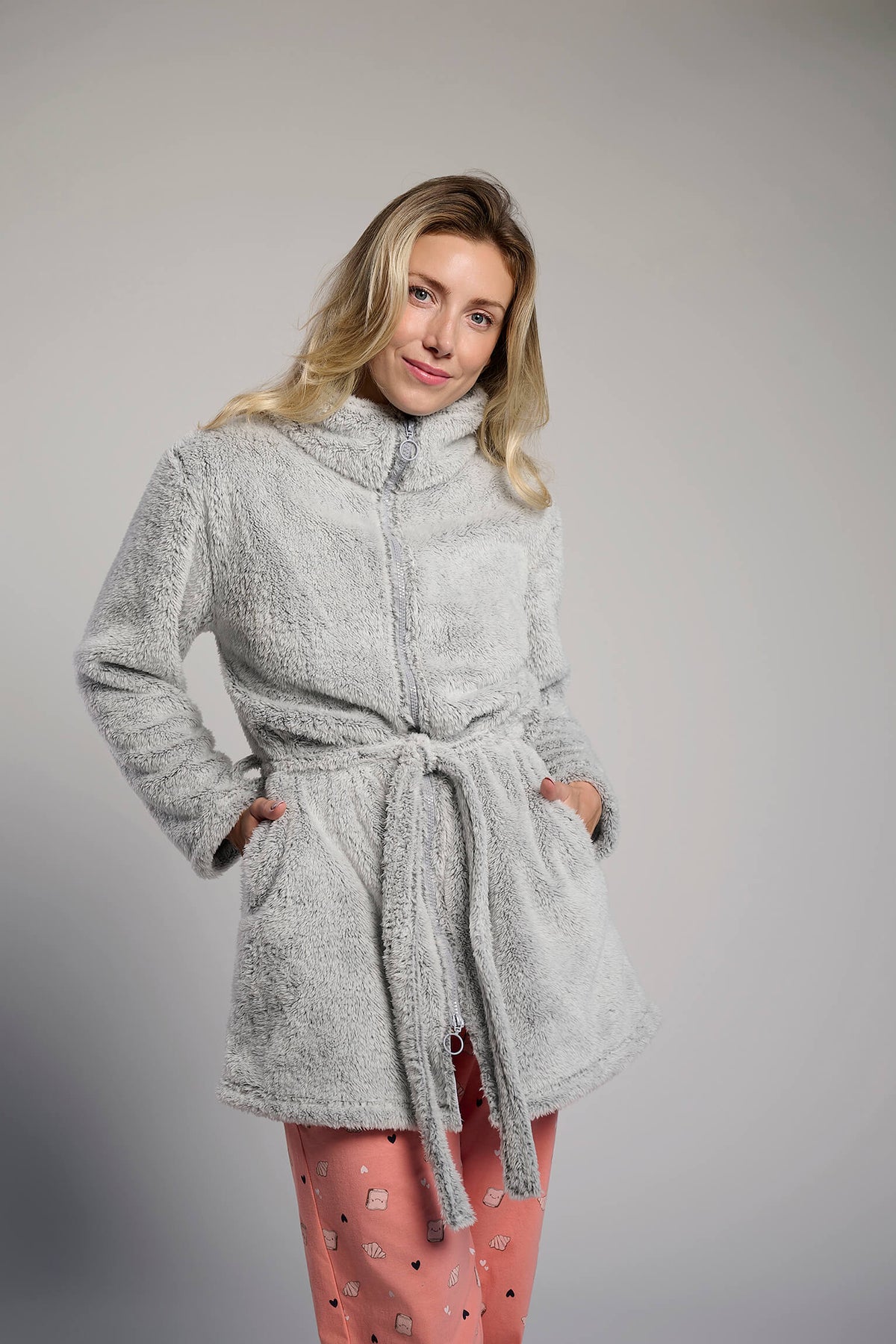 Bata corta de coralina polar gris para mujer, ropa de casa cálida para otoño e invierno.
