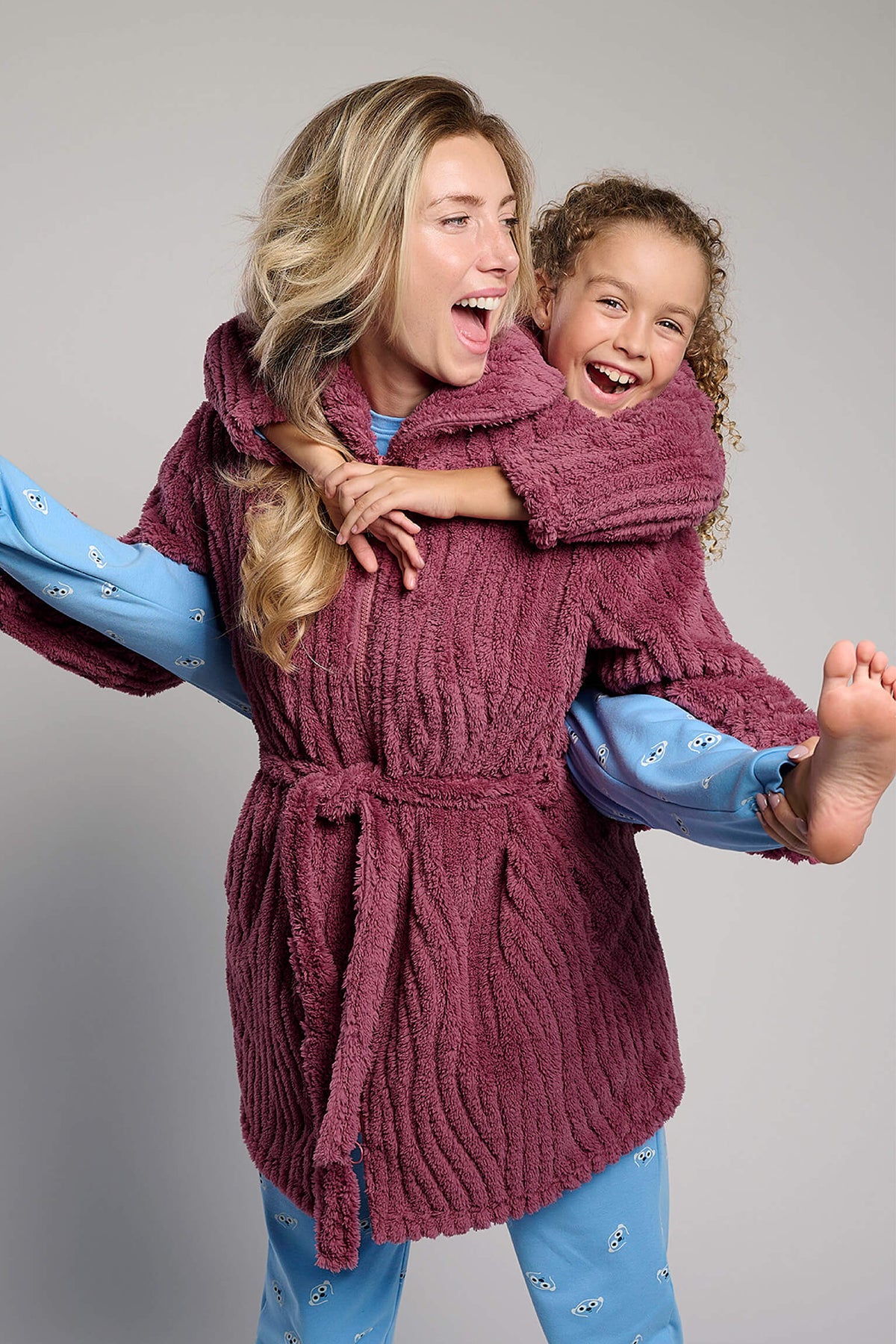 Bata midi polar de borreguito granate para mujer con textura, prenda de abrigo para el hogar durante el invierno.