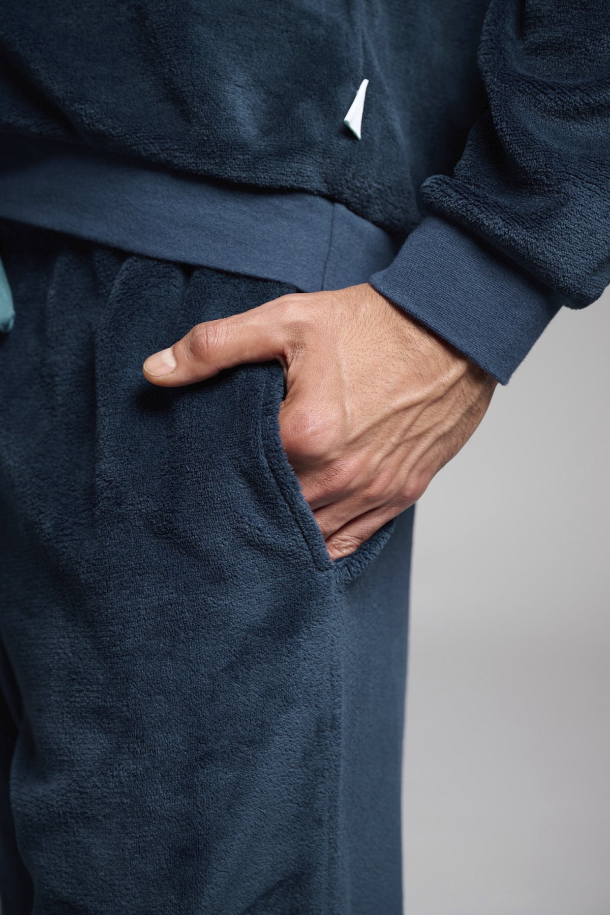 Pijama largo polar coralina hombre detalle bordado azul marino