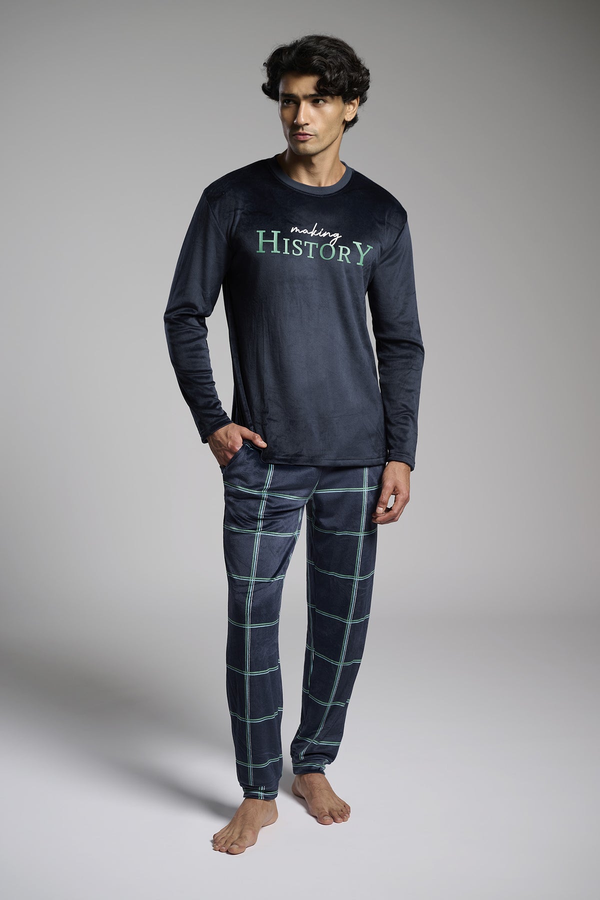 Pijama largo hombre terciopelo estampado cuadros making History