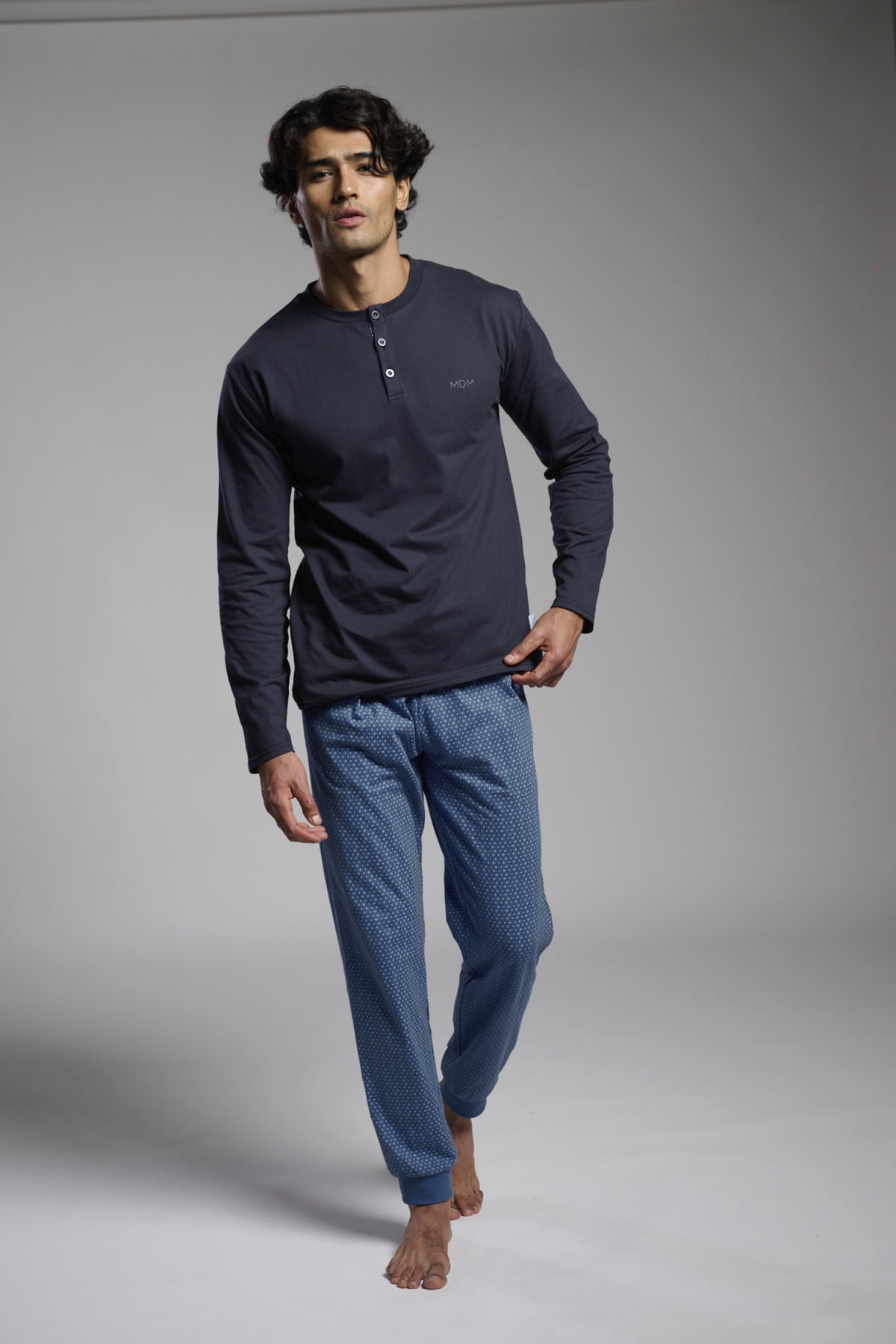 Pijama largo camisero hombre algodón cuello panadero estampado