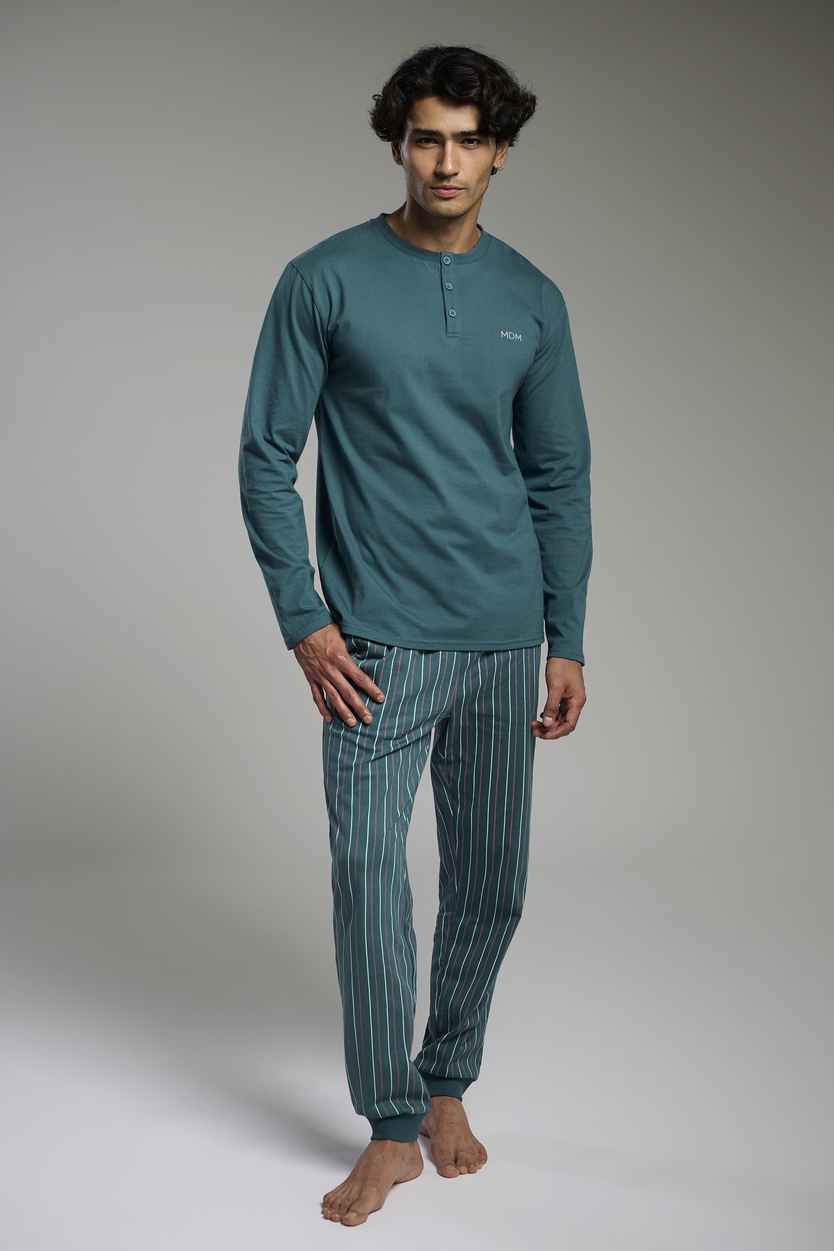 Pijama largo hombre algodón cuello panadero estampado rayas