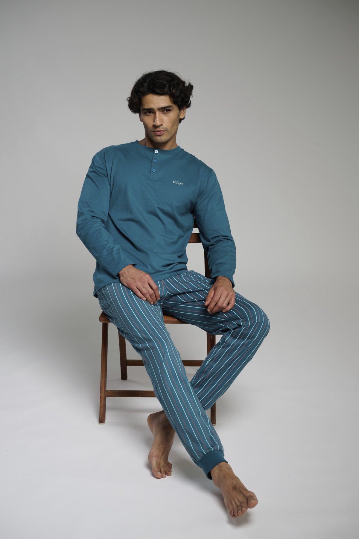 Pijama largo hombre algodón cuello panadero estampado rayas