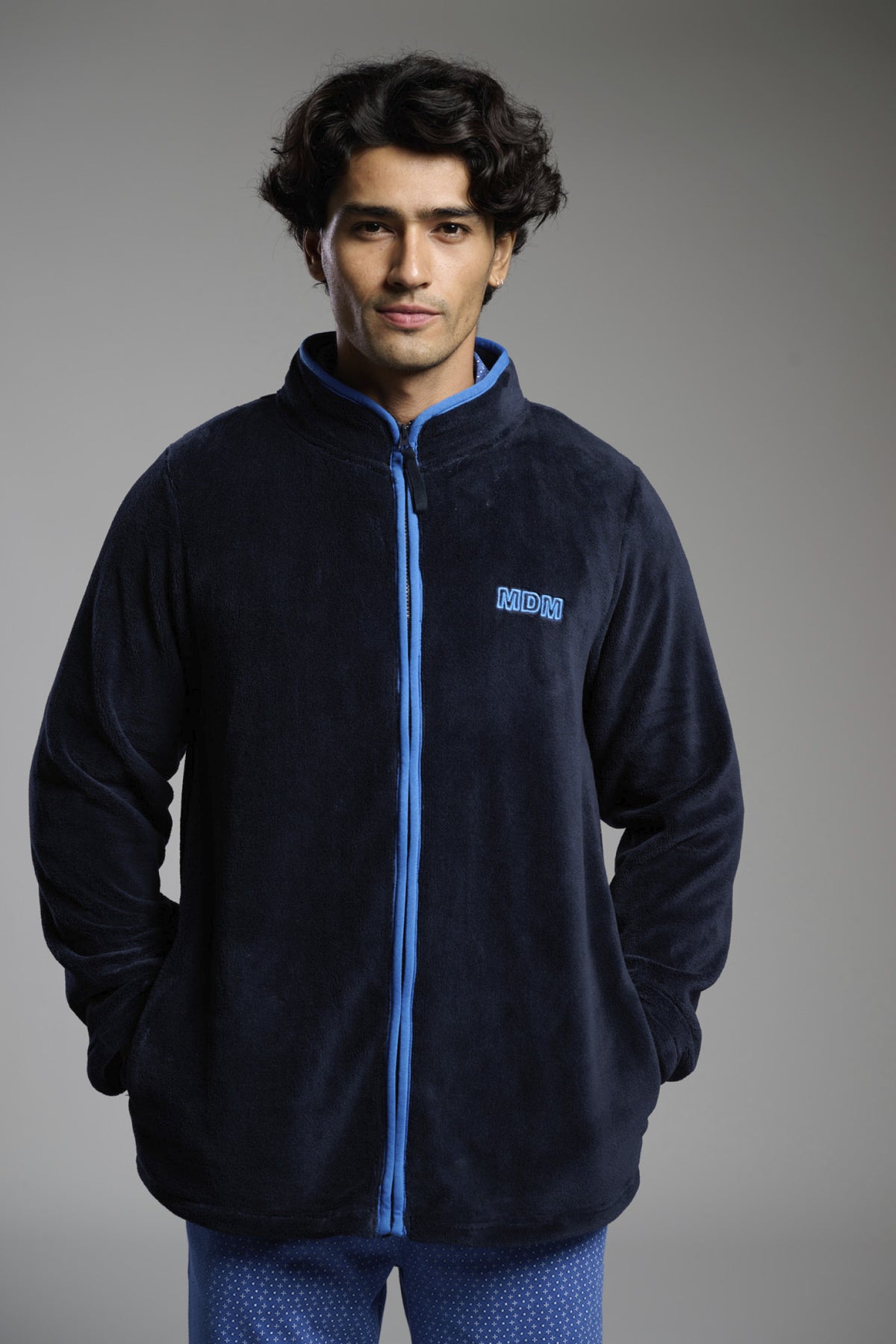 Bata corta polar coralina hombre detalle bordado azul marino