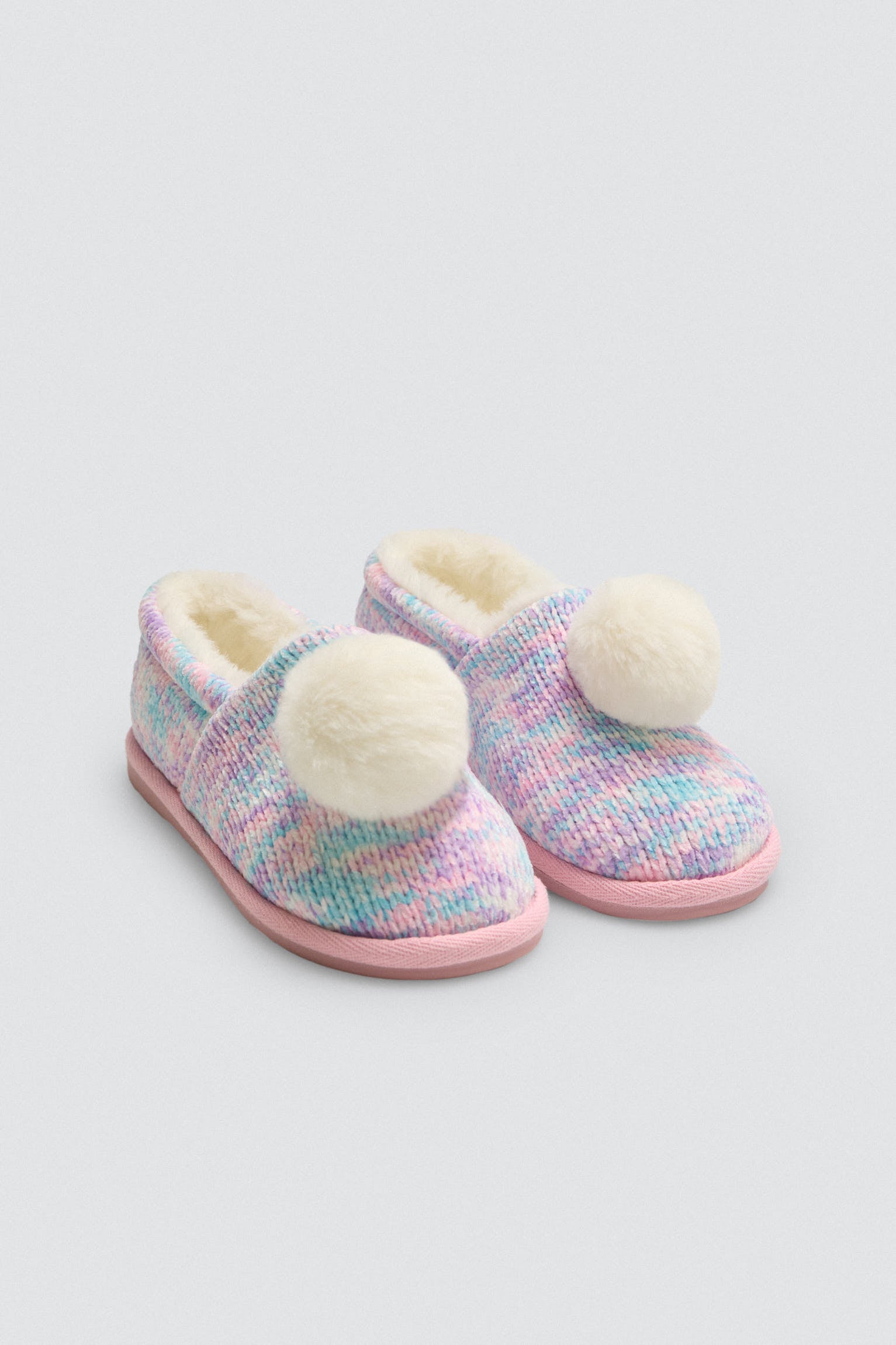 34037-2-zapatillas-de-casa-coloridas-con-pompon-y-tejido-trenzado