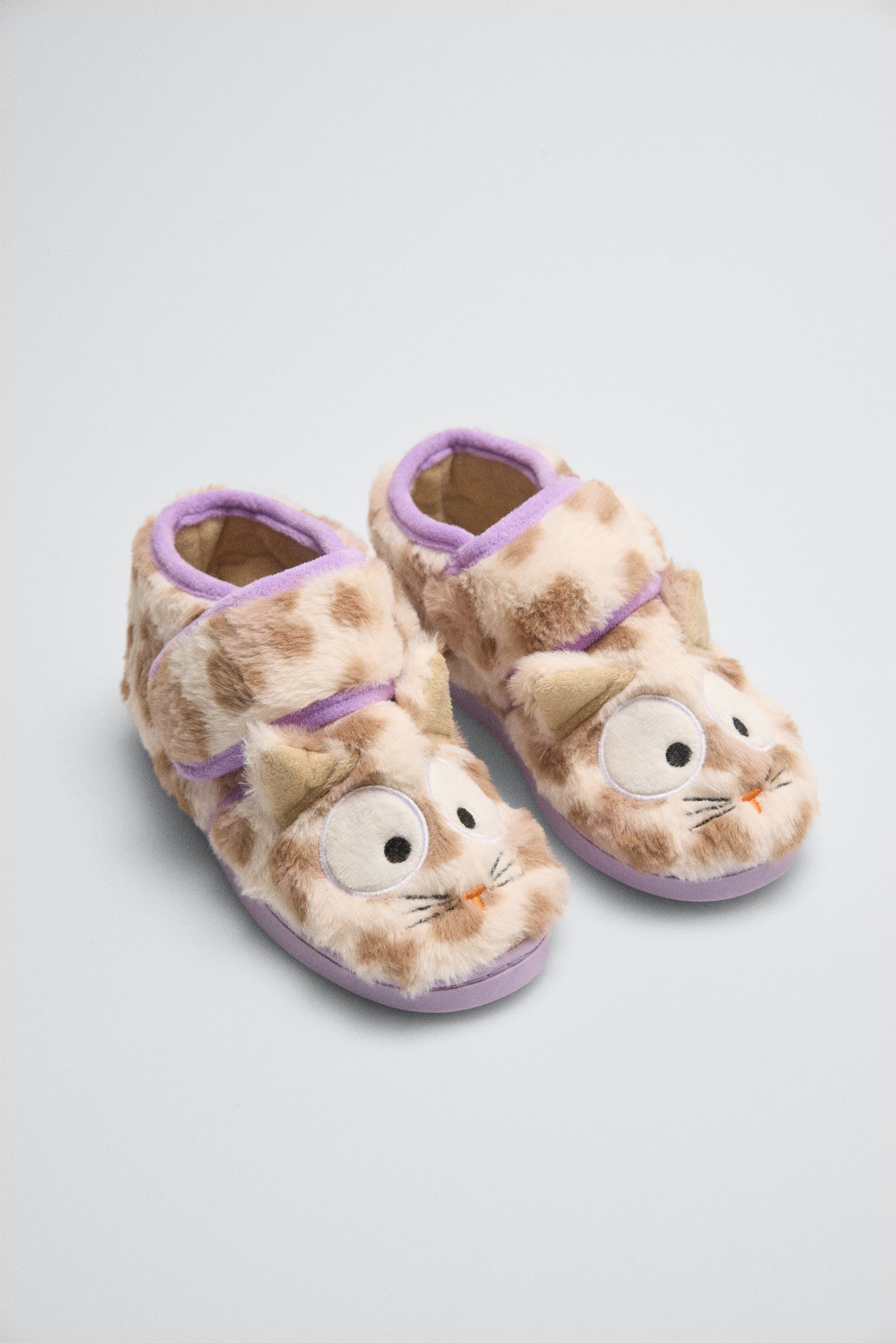 34039-2-zapatillas-de-casa-bebe-jirafa-con-velcro