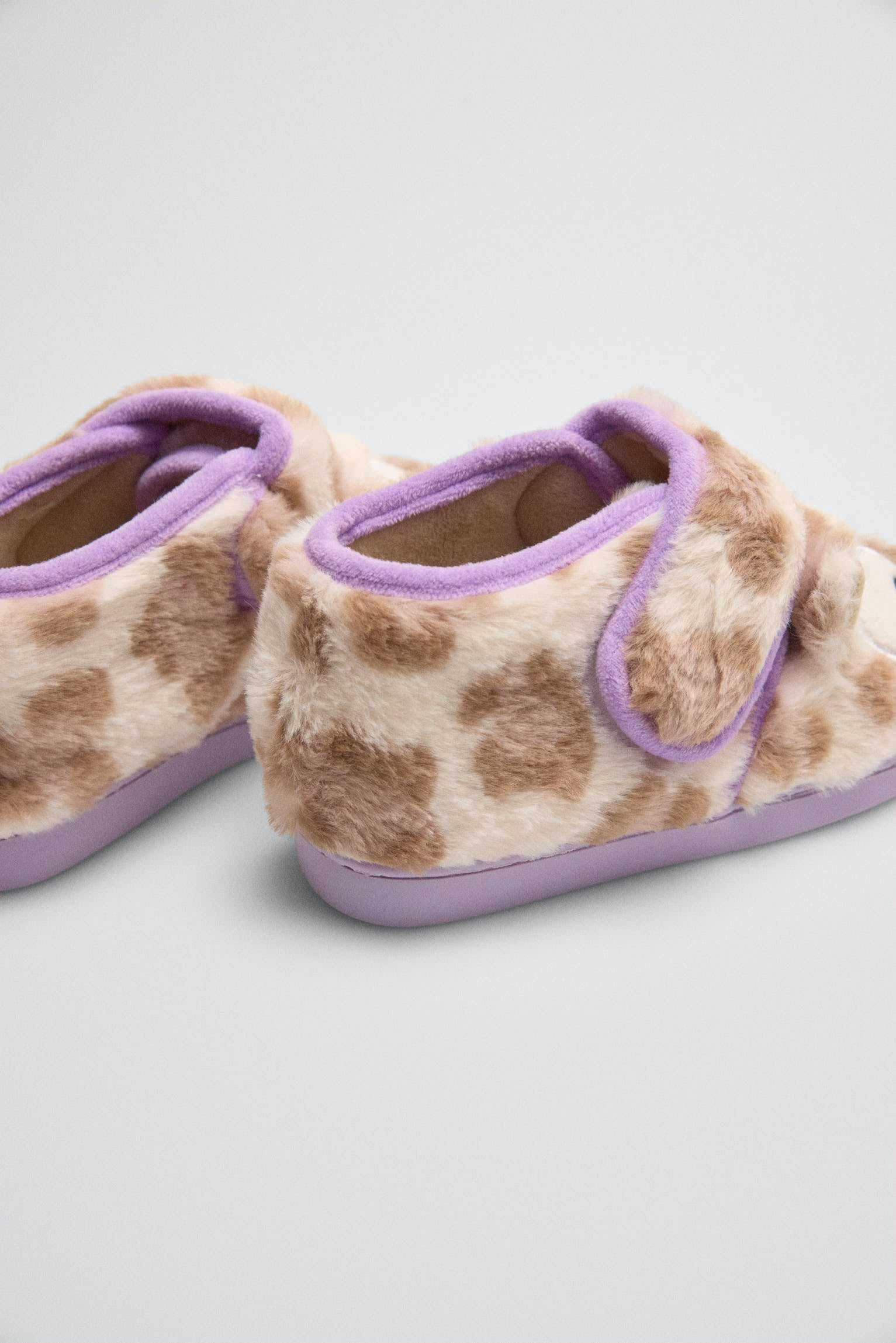 34039-4-zapatillas-de-casa-bebe-jirafa-con-velcro