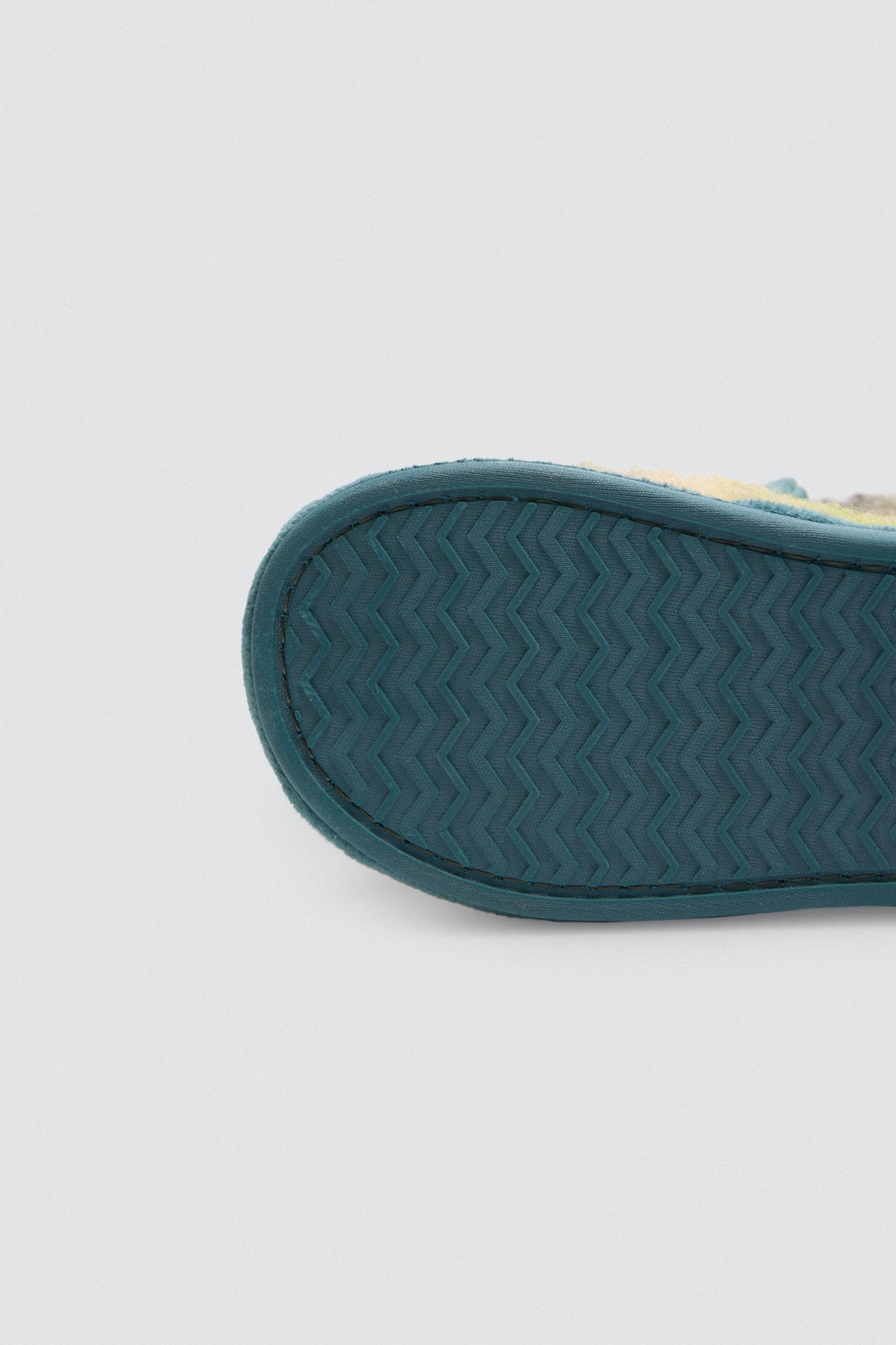 44046-5-zapatillas-de-casa-infantiles-monstruo-con-detalles-3d