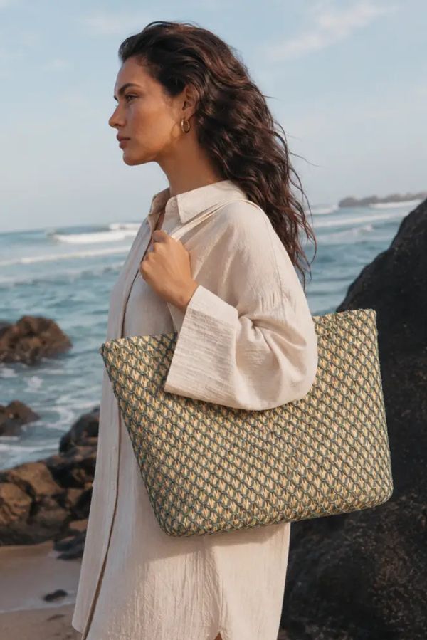 Bolso de playa de rafia beige y verde