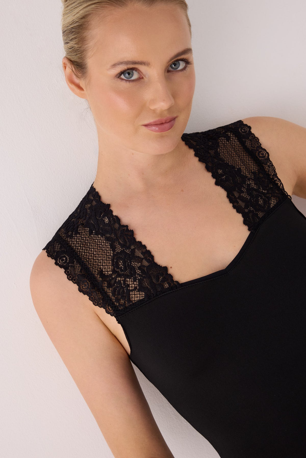 TÉRMICO Camiseta mujer sin mangas con encaje negro