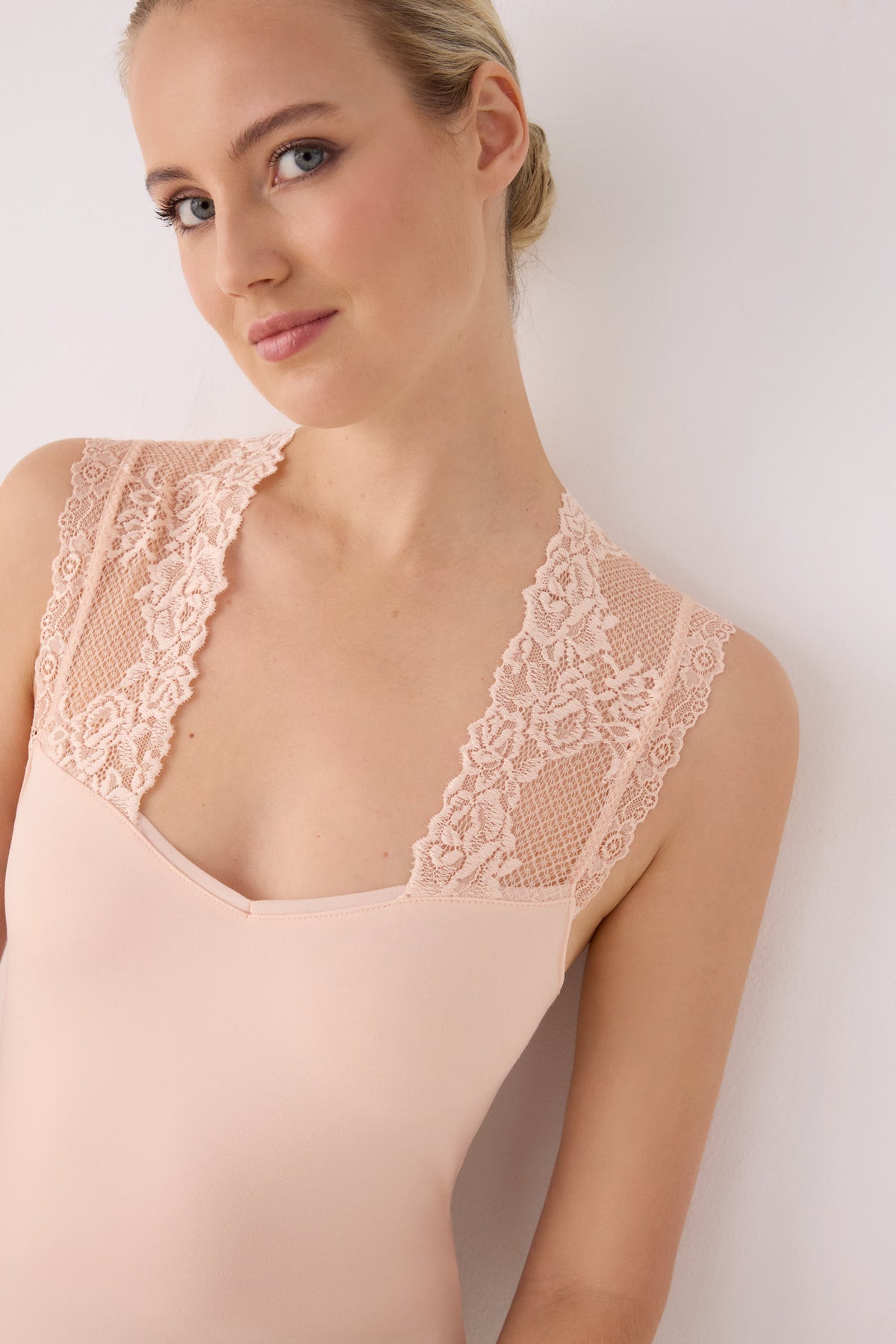 TÉRMICO Camiseta mujer sin mangas con encaje beige