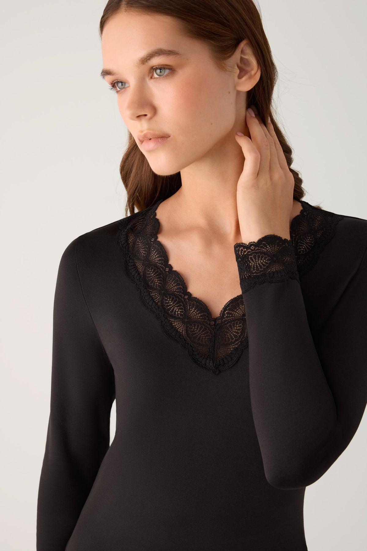 TÉRMICO Camiseta mujer manga larga encaje en escote y puños negro